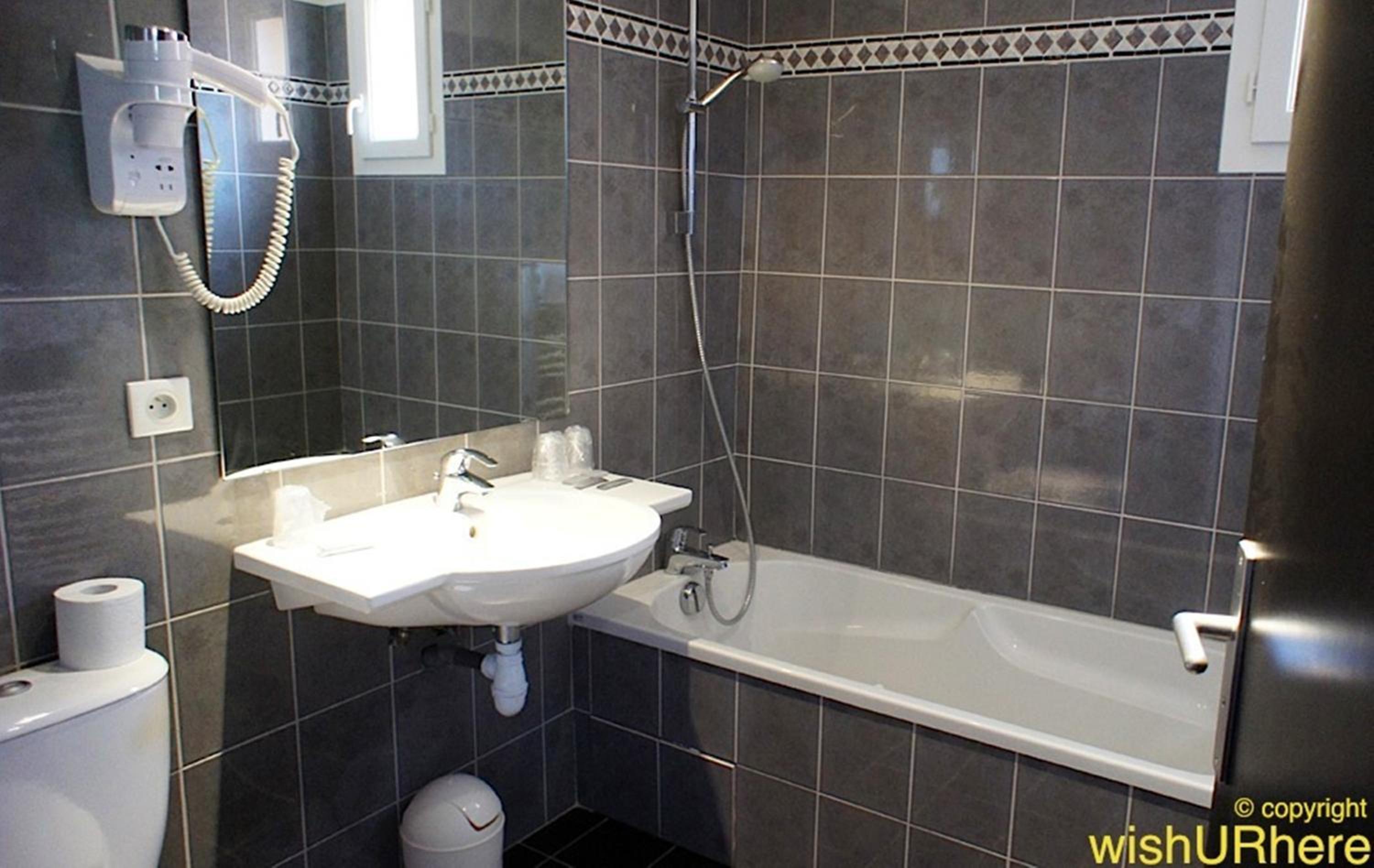 Two-Bedroom Family Suite (4 Adults) - Photo 5