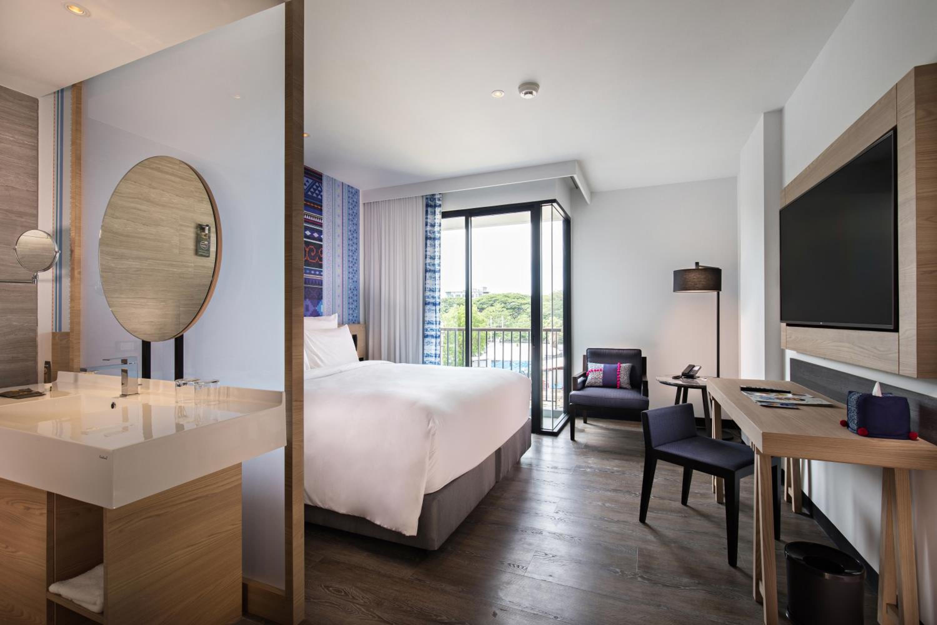 Superior King Room with Balcony - Photo 2