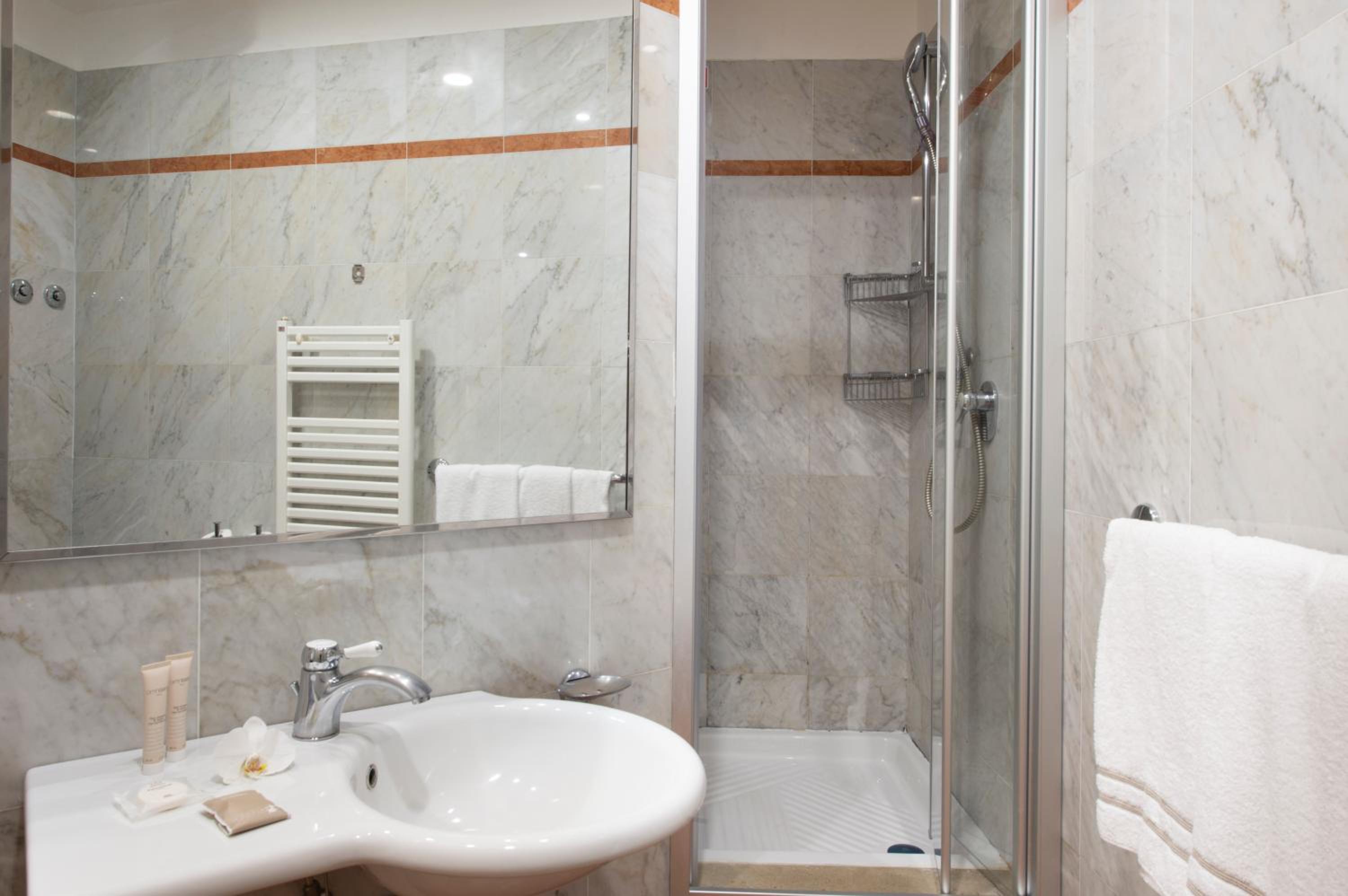 Standard Double or Twin Room photo 3