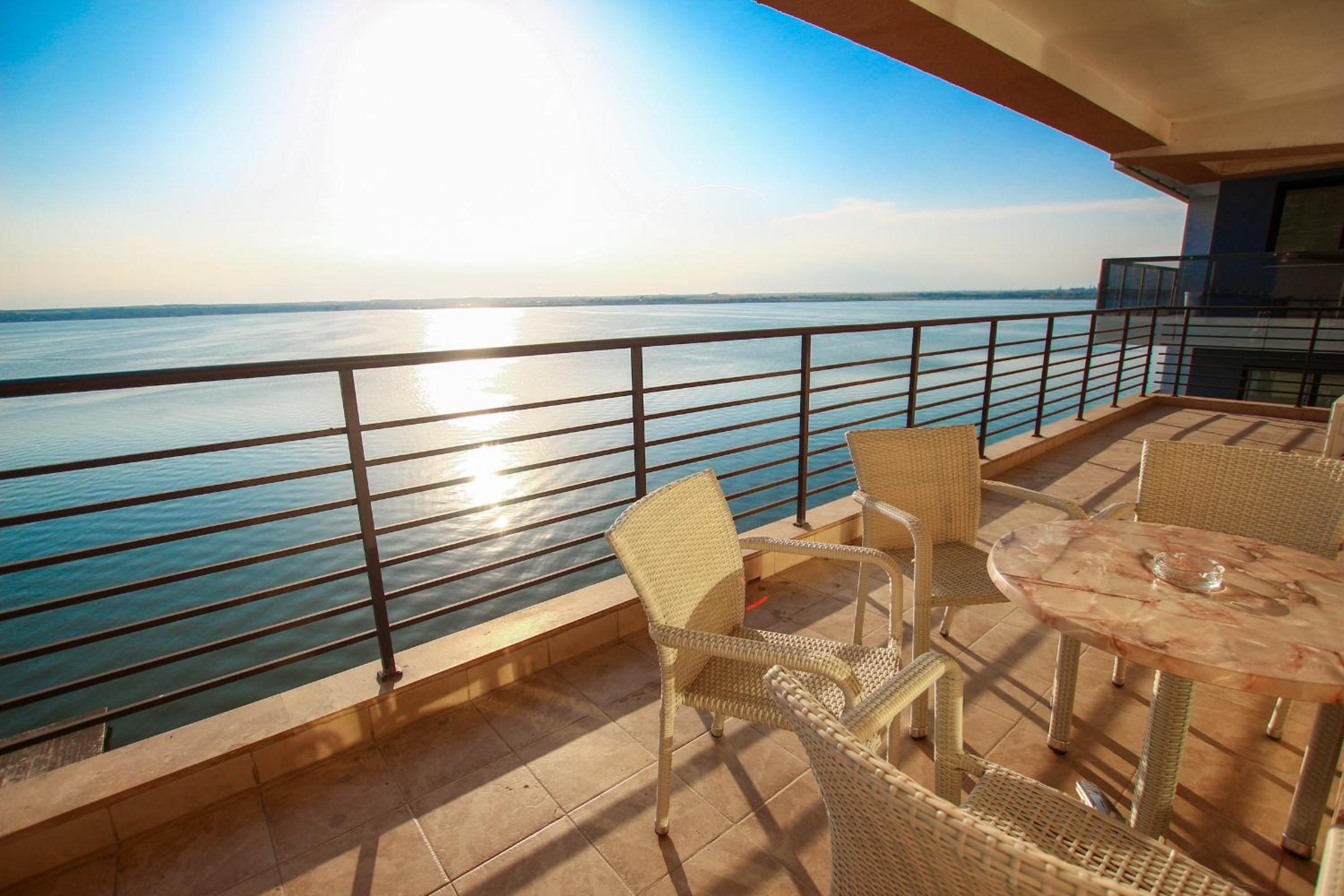 Apartment with Lake View - Photo 4