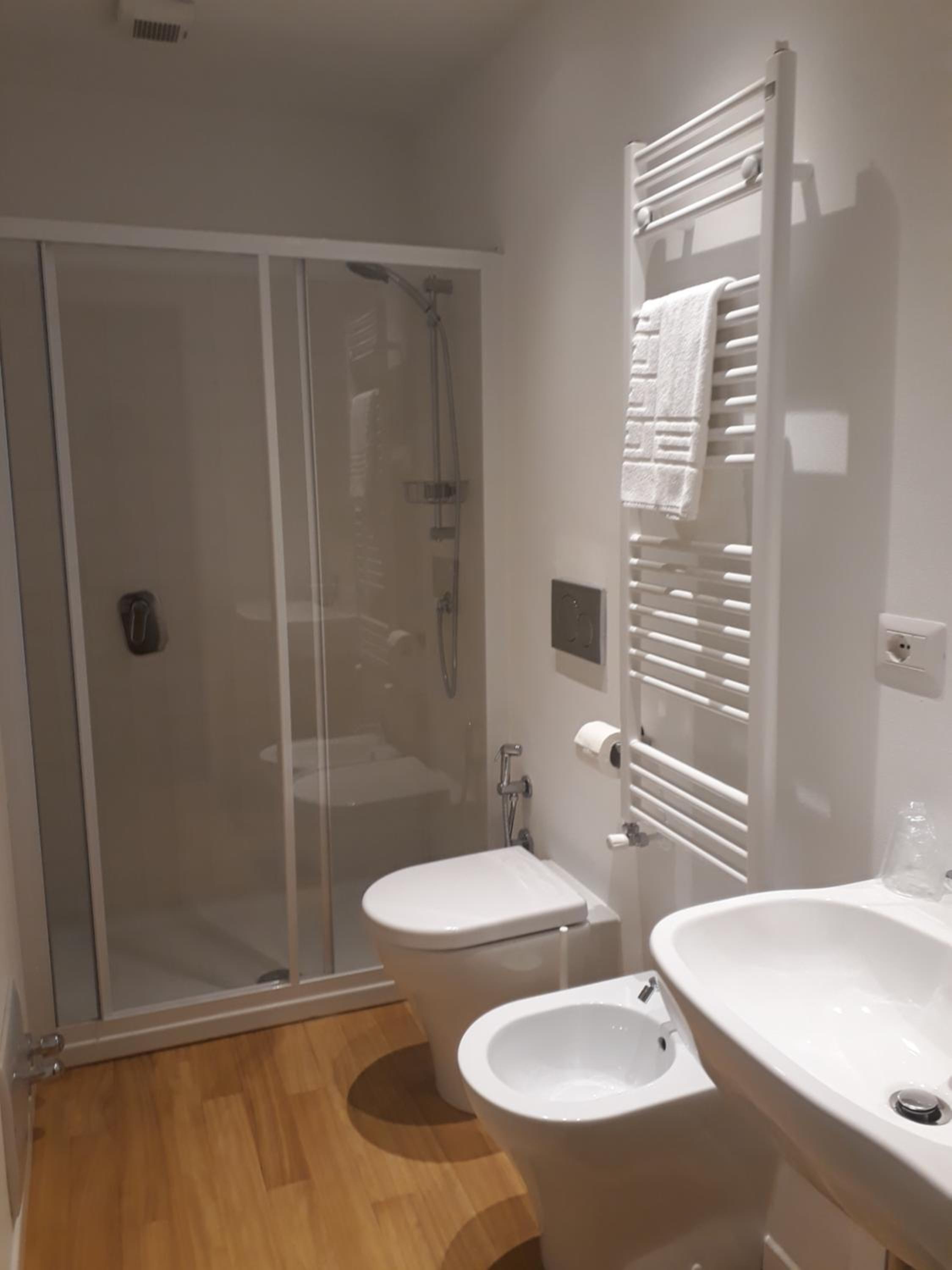 Double Room with Balcony - Photo 5