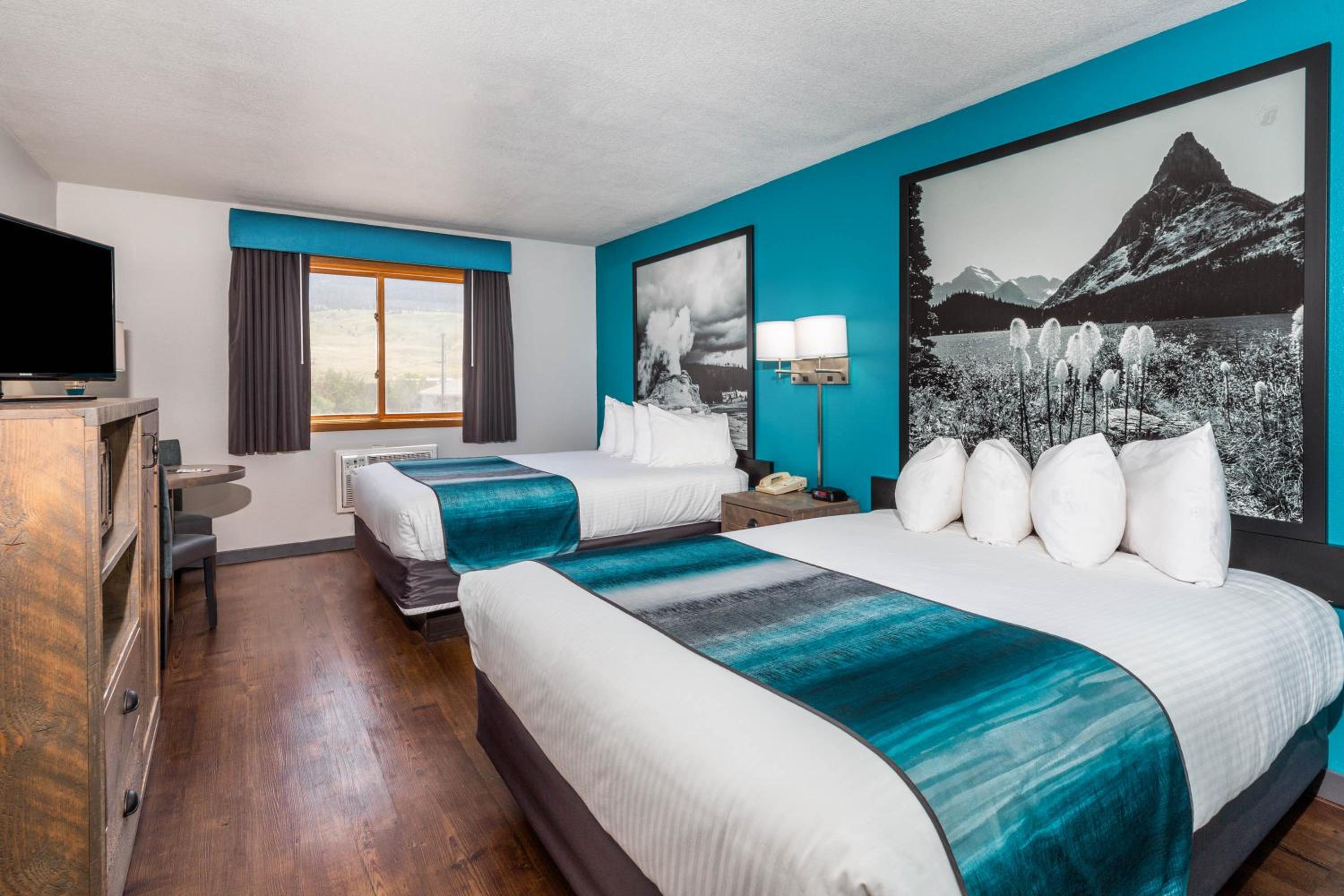 Queen Room with Two Queen Beds - Non-Smoking - Photo 1