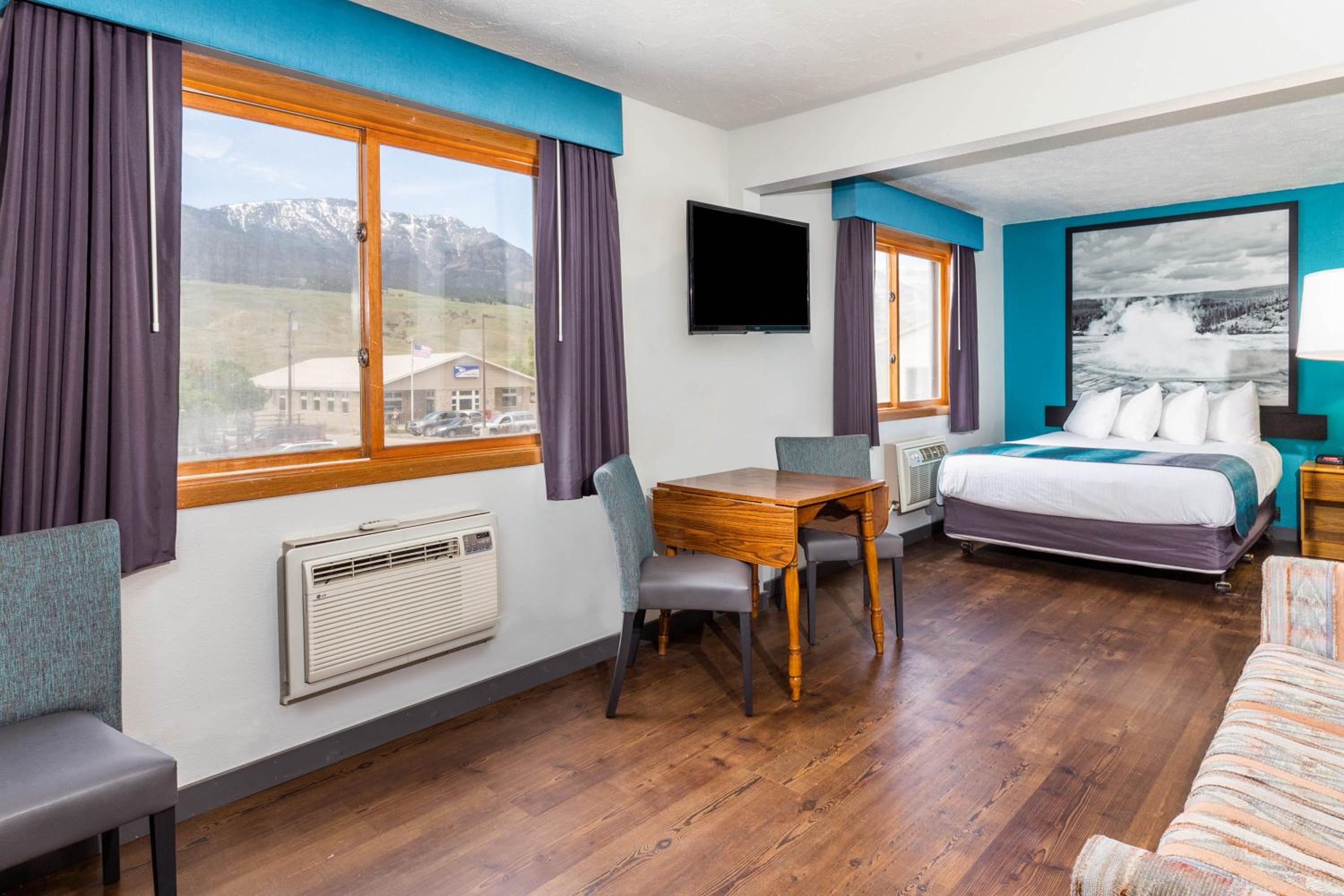 Studio Suite with Three Queen Beds - Non-Smoking - Photo 3