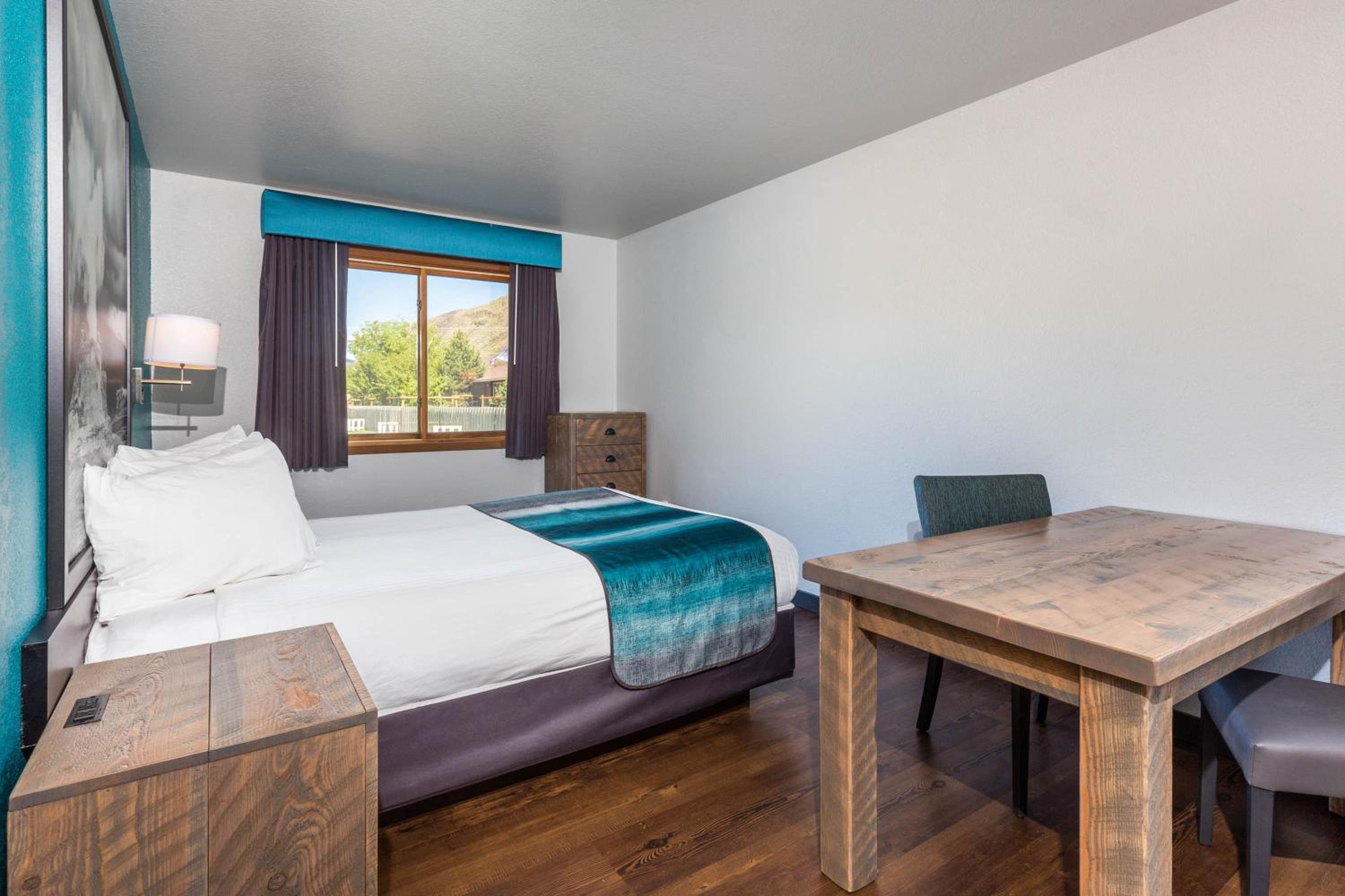 Studio Suite with Three Queen Beds - Non-Smoking - Photo 1