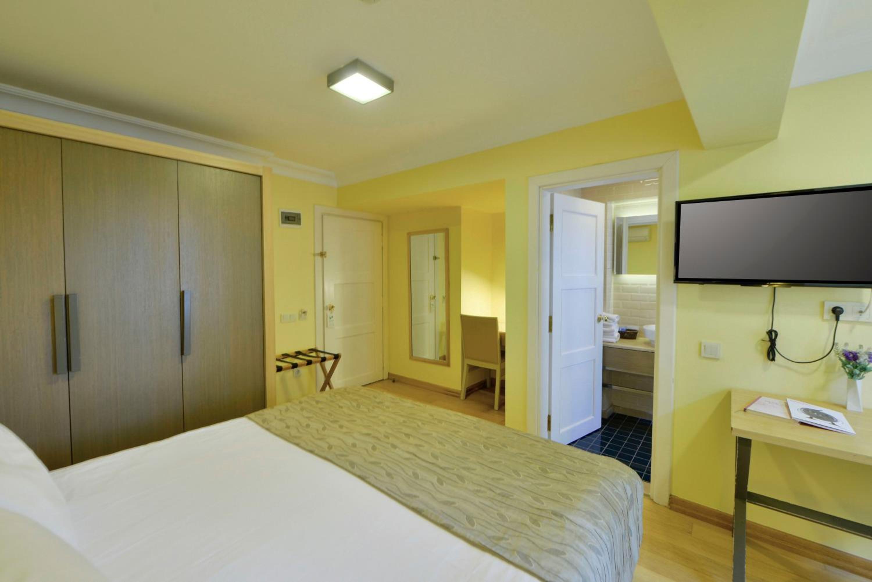 Available room thumbnail 5