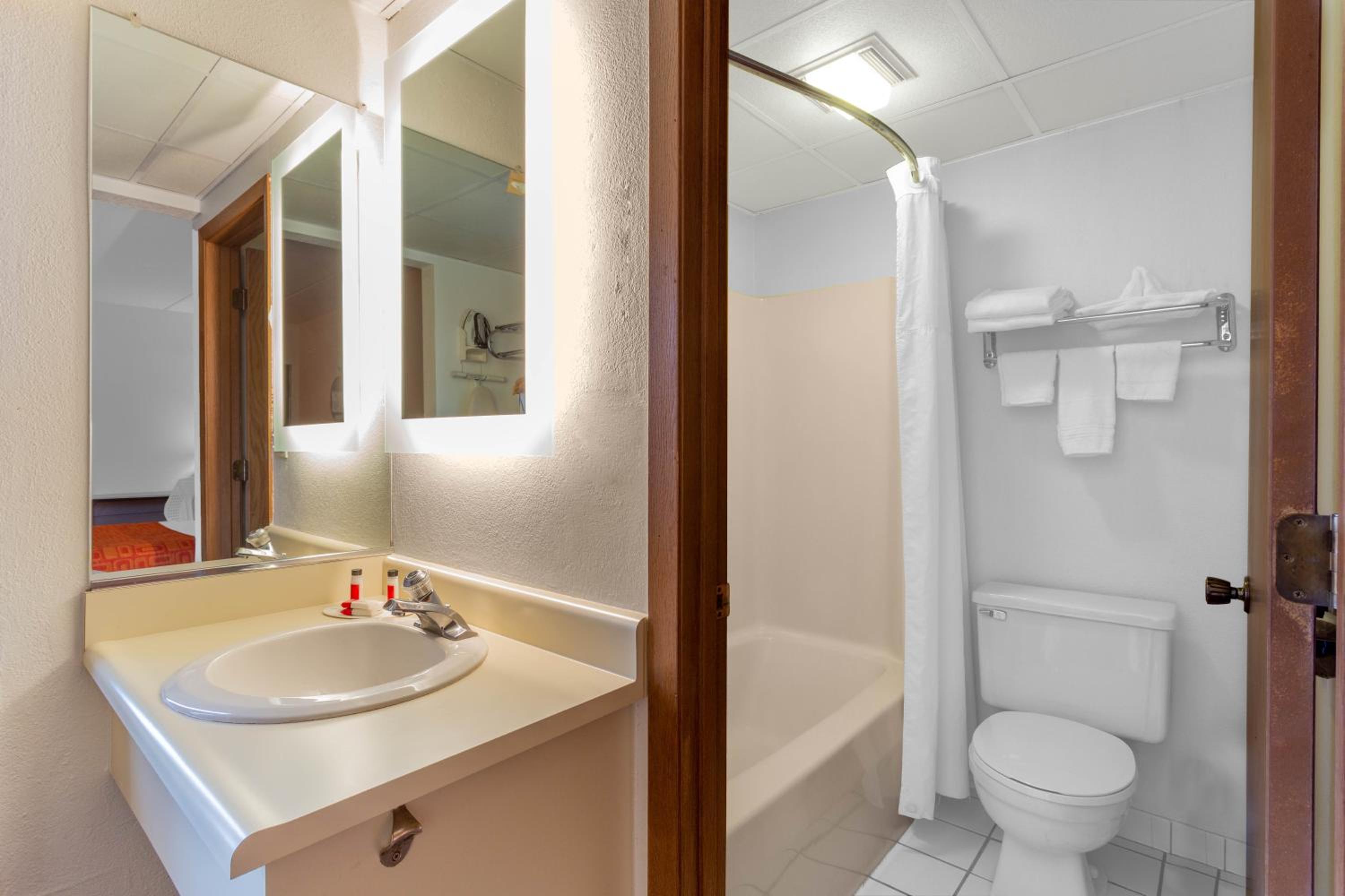 Double Room with Two Double Beds - Non-Smoking - Photo 3