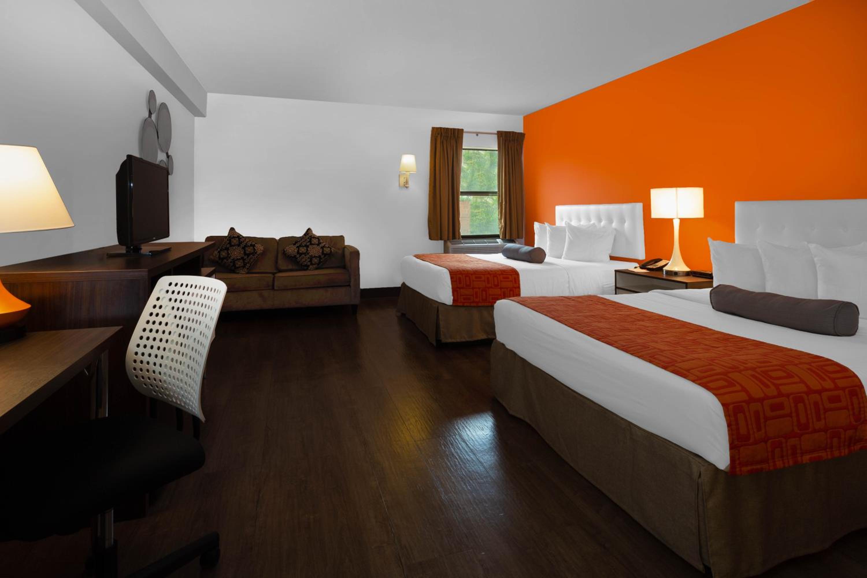 Queen Room with Two Queen Beds - Non-Smoking - Photo 2