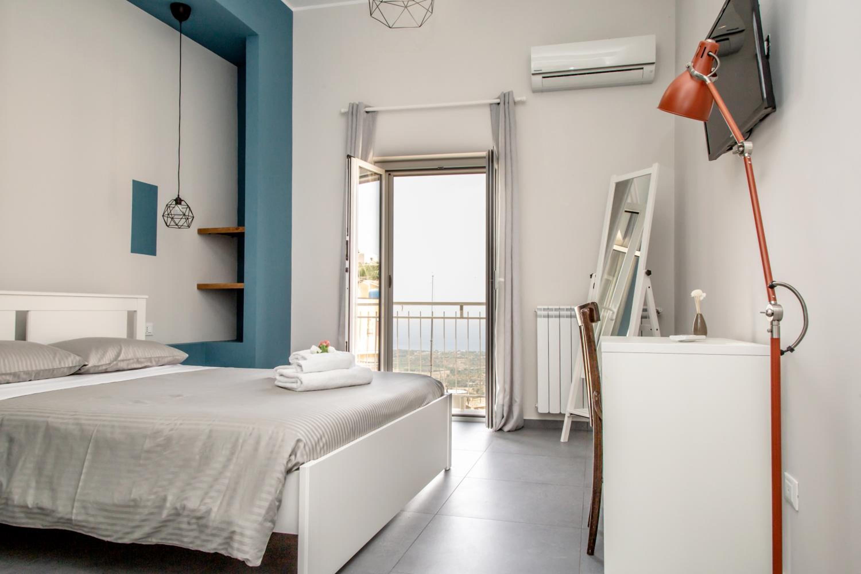 Deluxe Double Room with Balcony and Sea View - Photo 8