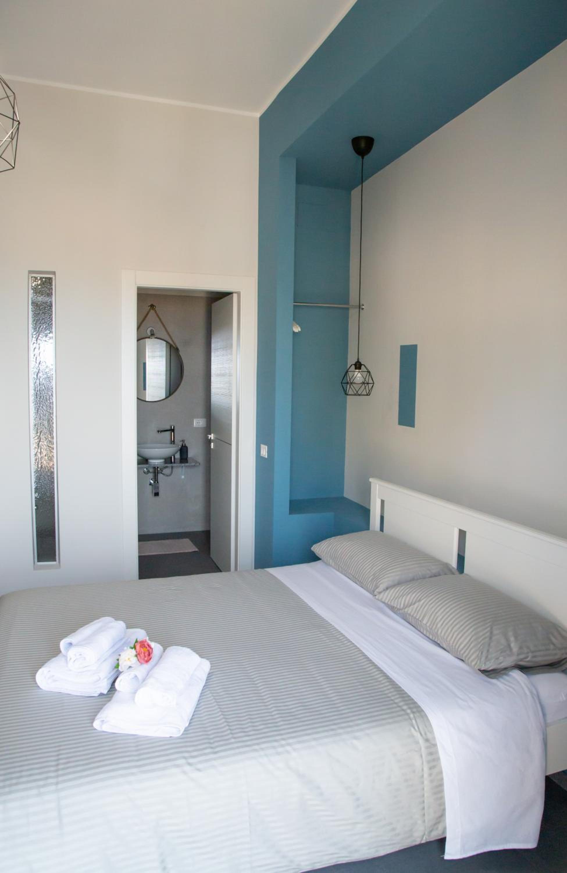 Deluxe Double Room with Balcony and Sea View - Photo 9