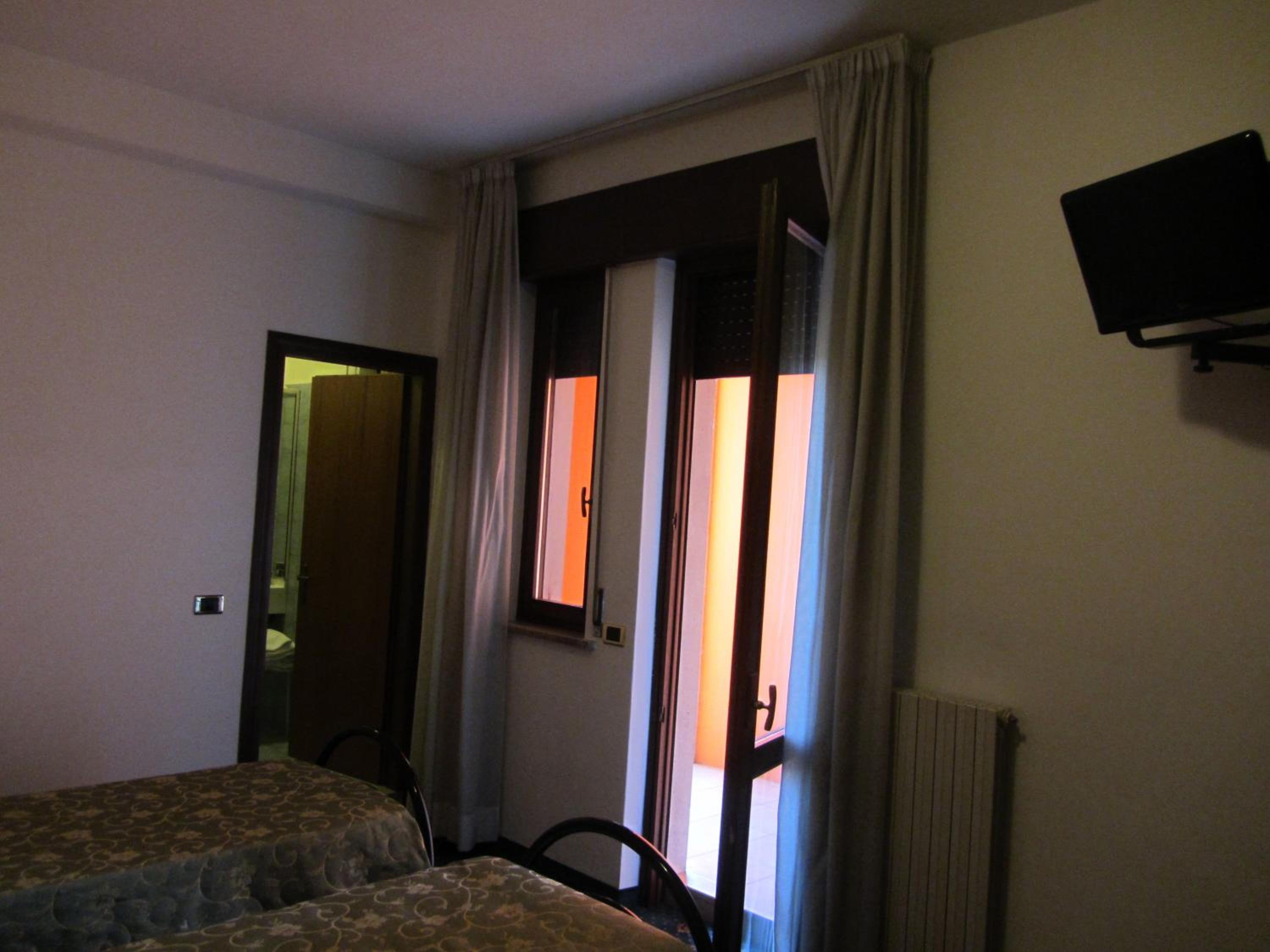 Double or Twin Room - Photo 4
