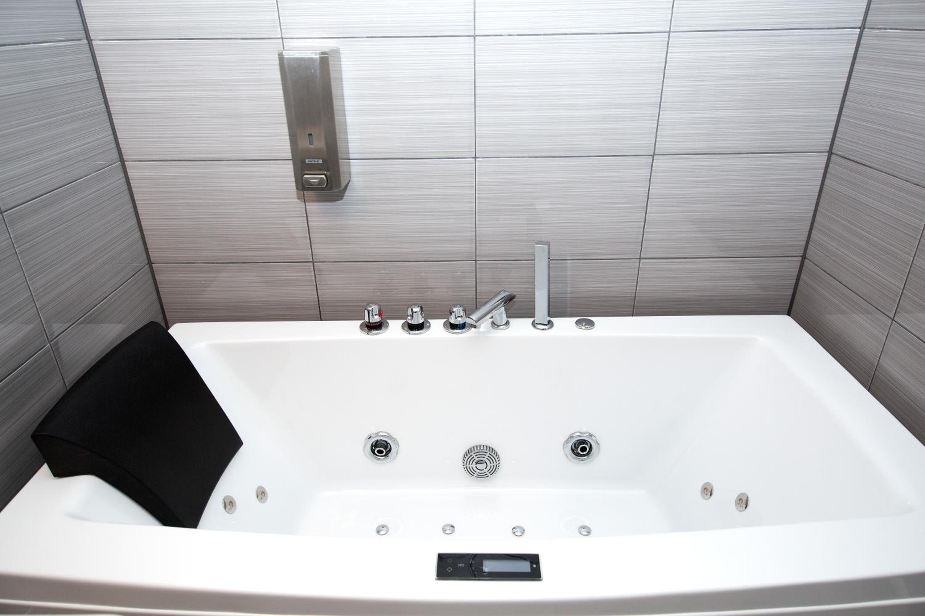 Queen Room with Bathtub photo 2