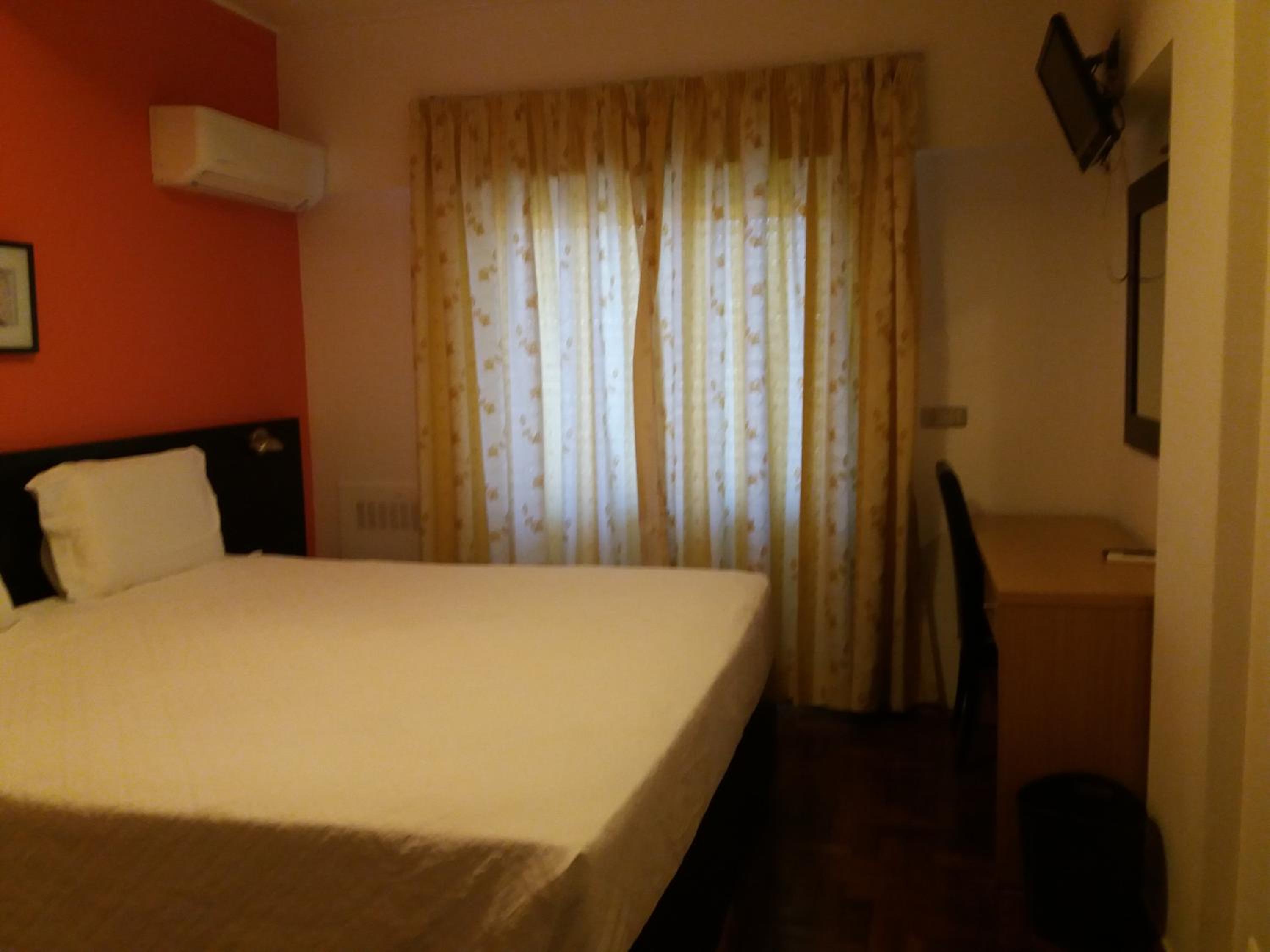 Double or Twin Room - Photo 5