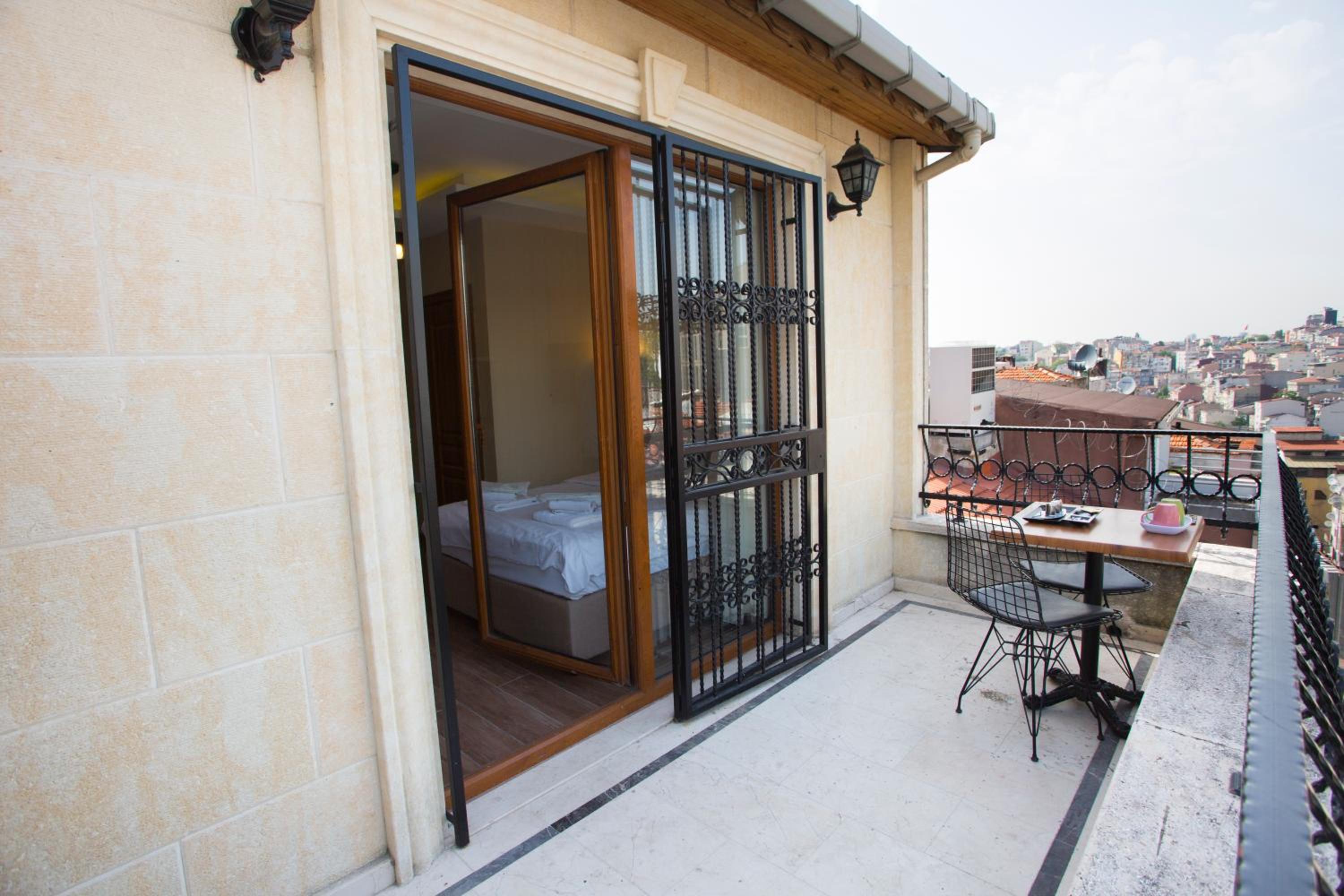 Studio with Balcony photo 2
