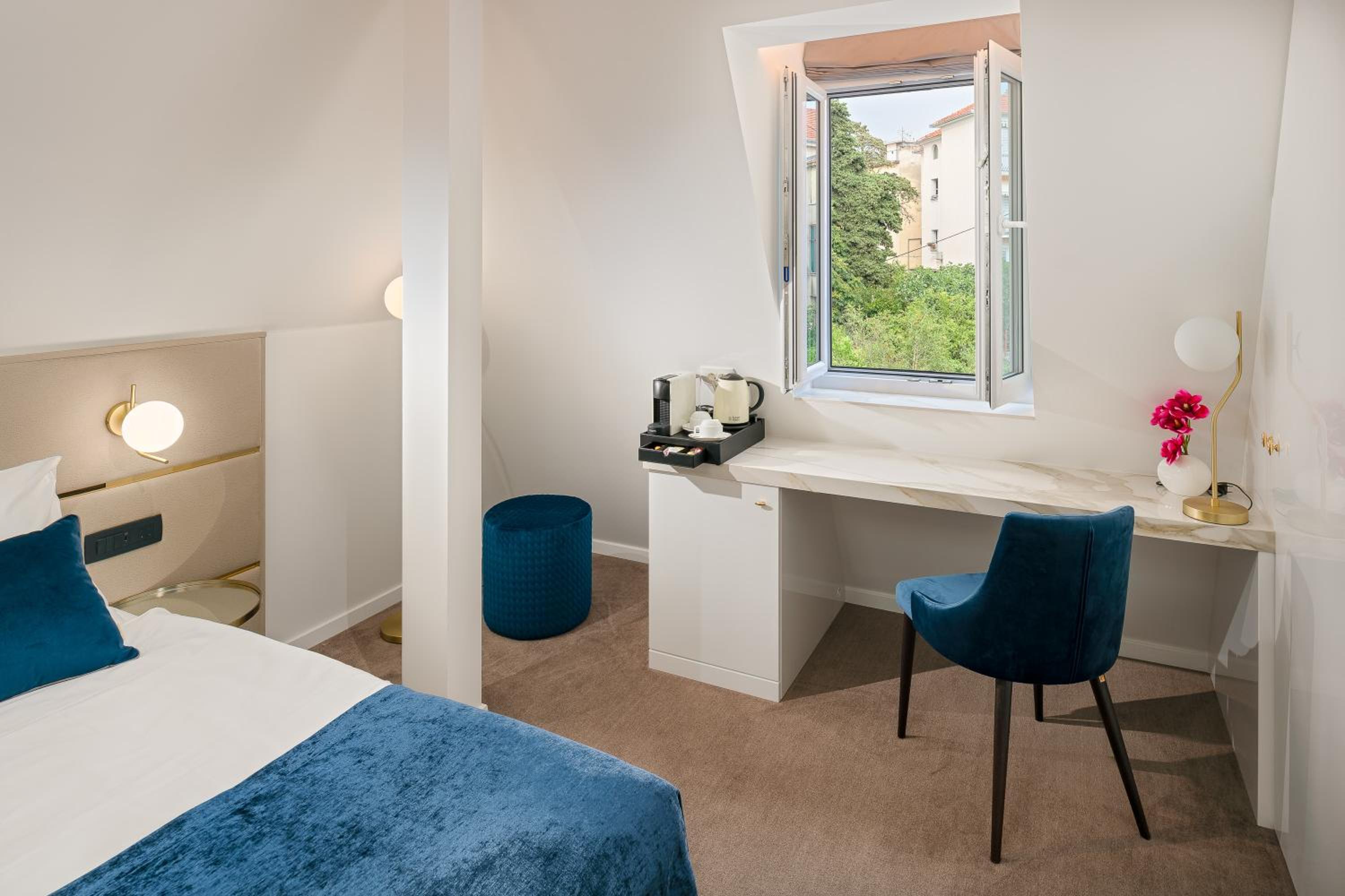 Deluxe Double or Twin Room - Photo 6