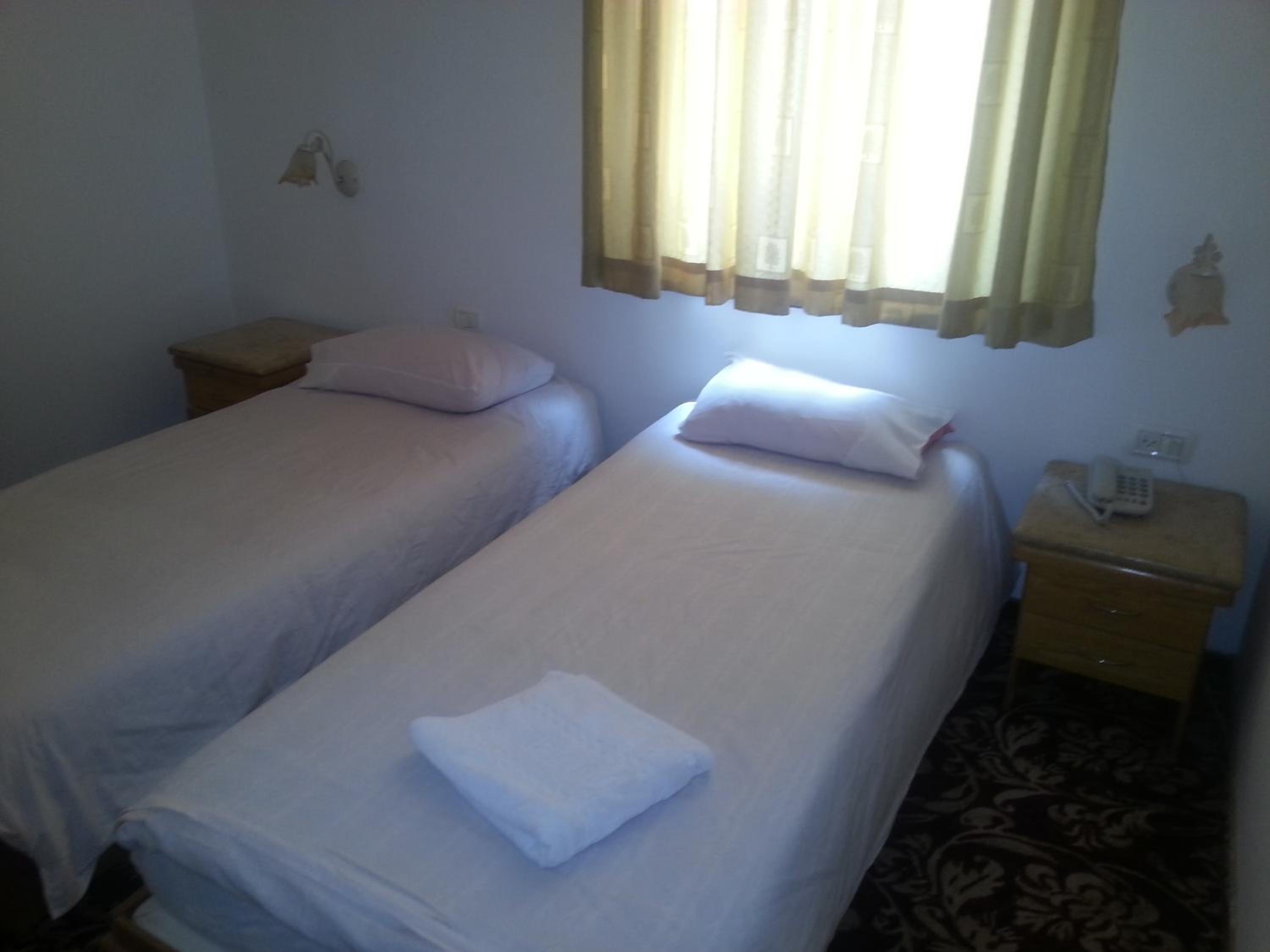 Standard Twin Room - Photo 5