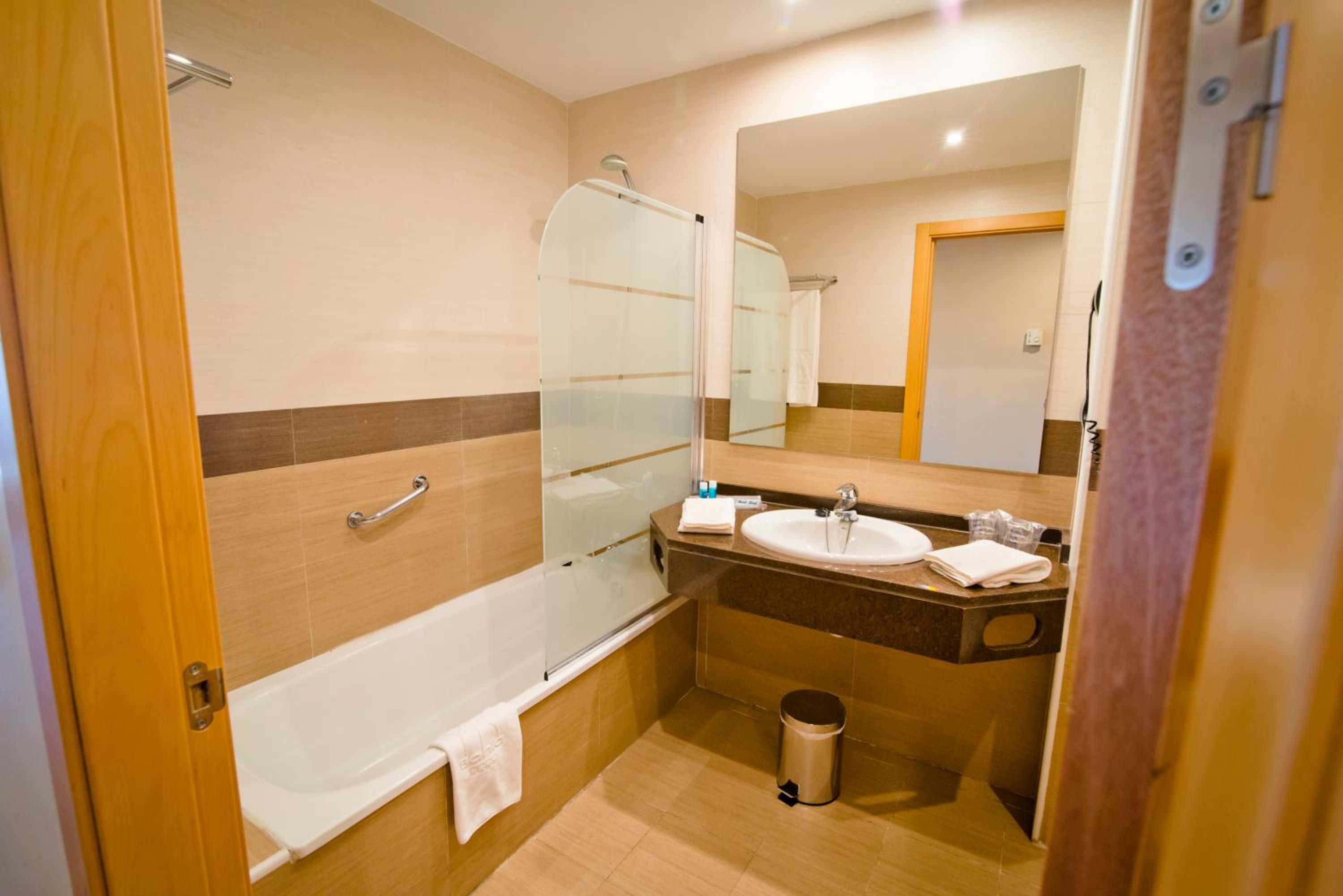 Double or Twin Room - Photo 7