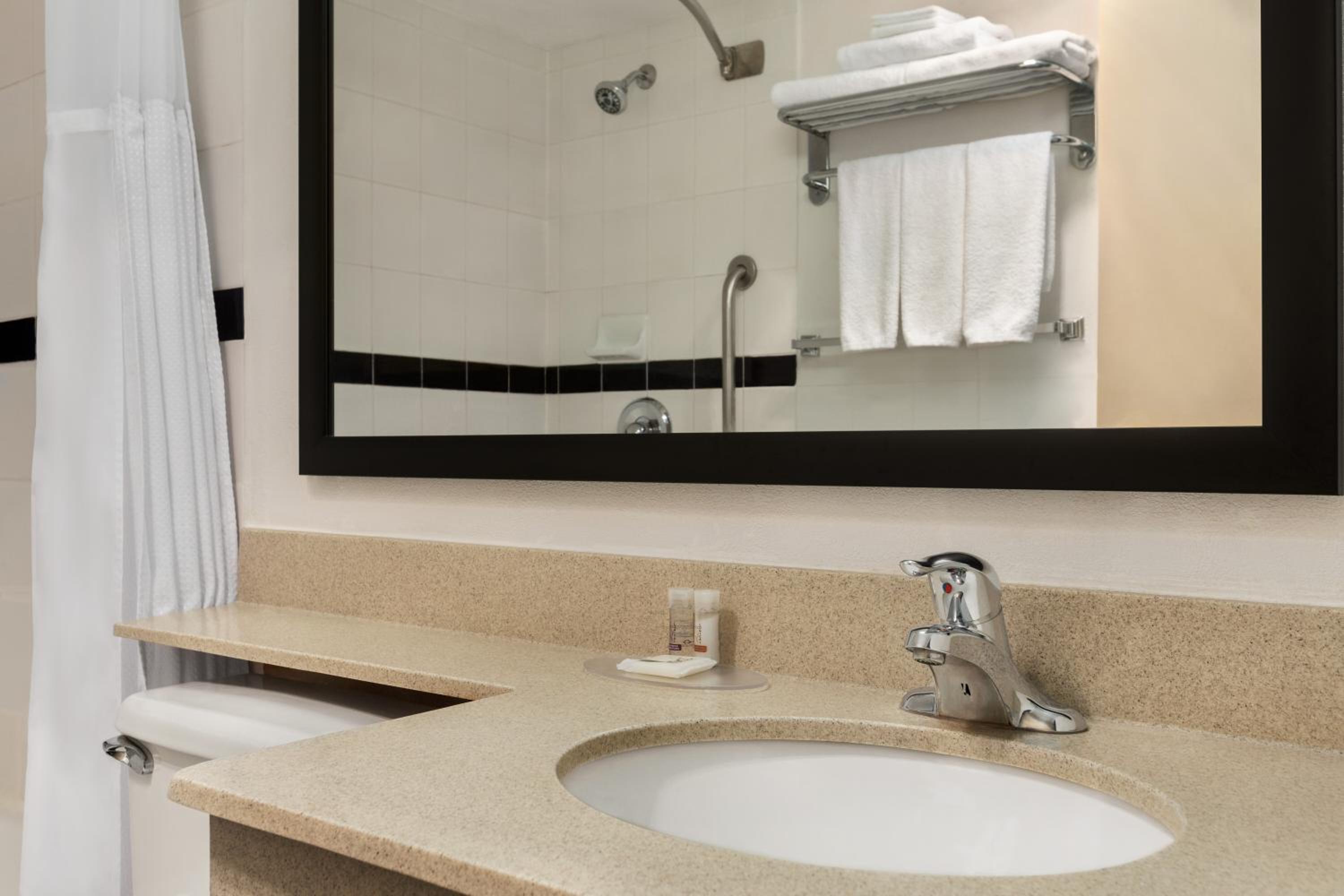 Queen Room - Disability Access photo 3