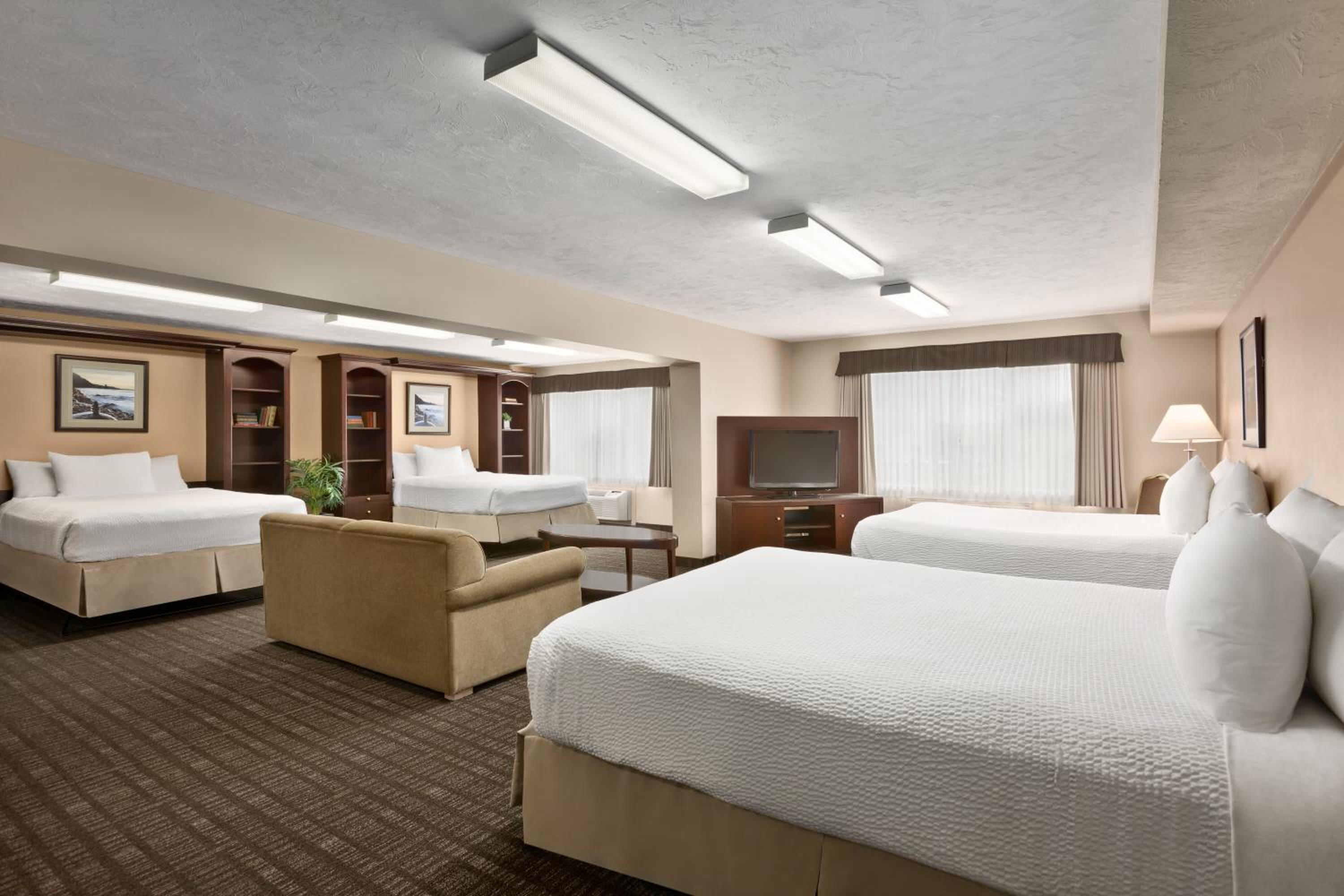 Studio Suite with Four Queen Beds - Non-Smoking photo 2