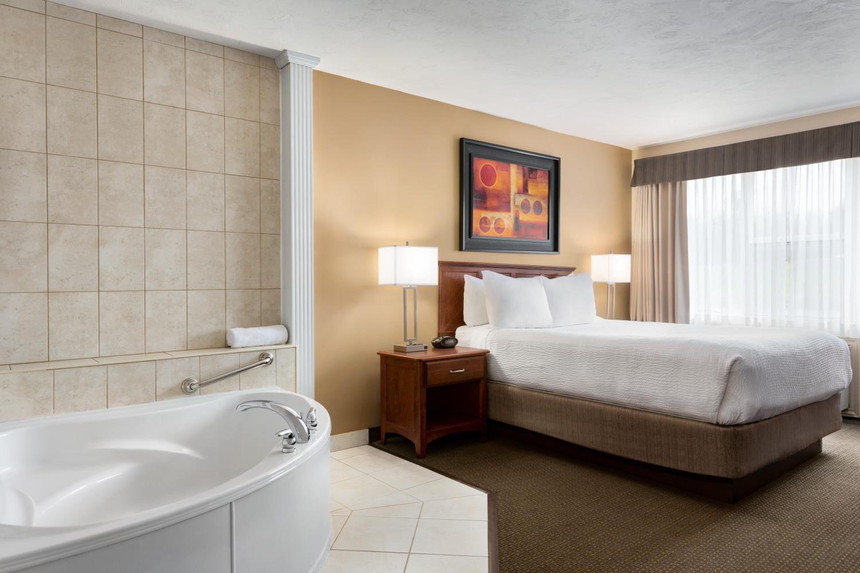 One-Bedroom Deluxe Suite with Two Queen Beds - Non-Smoking photo 3