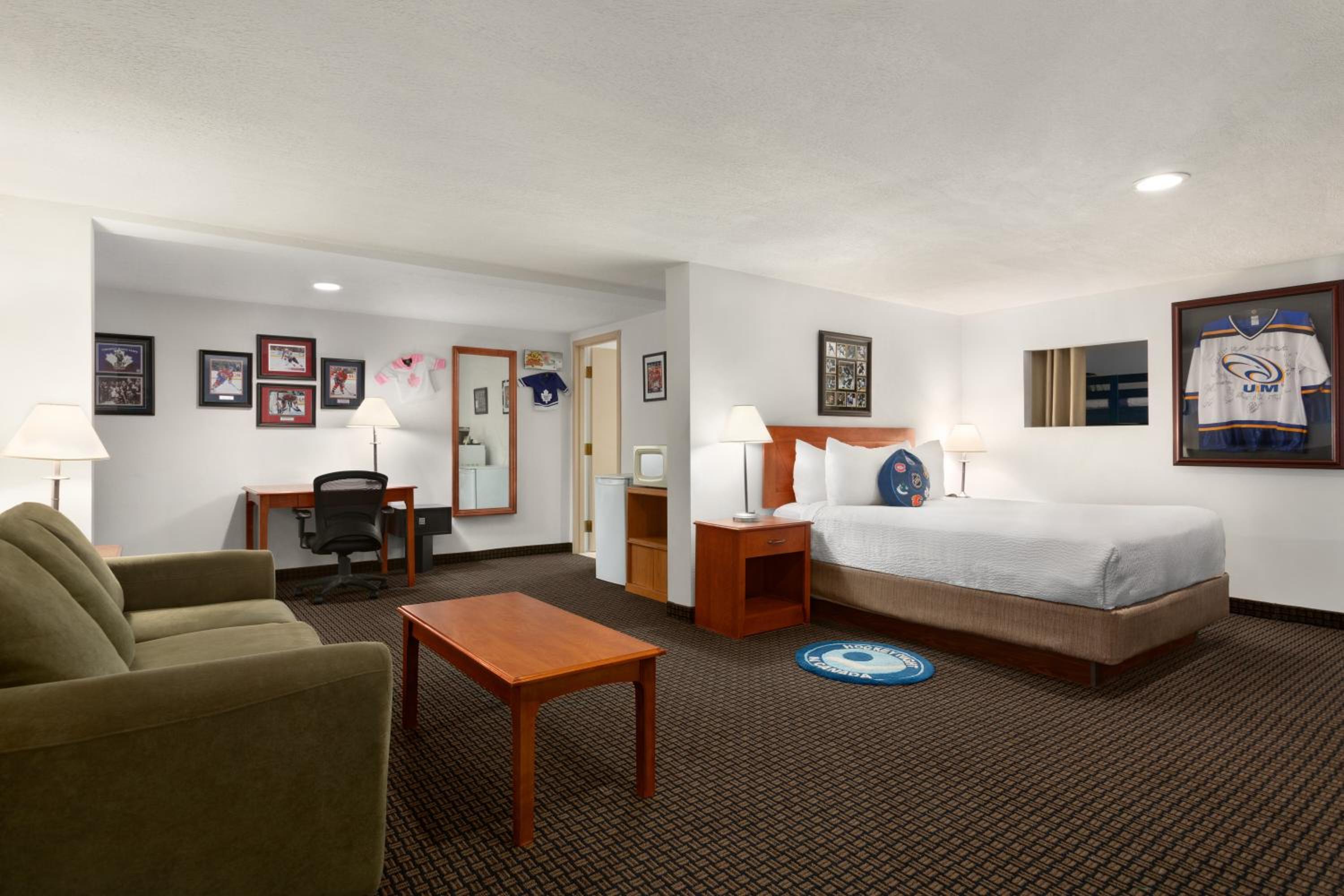 Queen Studio Suite with Bunk Bed - Castle Theme - Non-Smoking photo 2