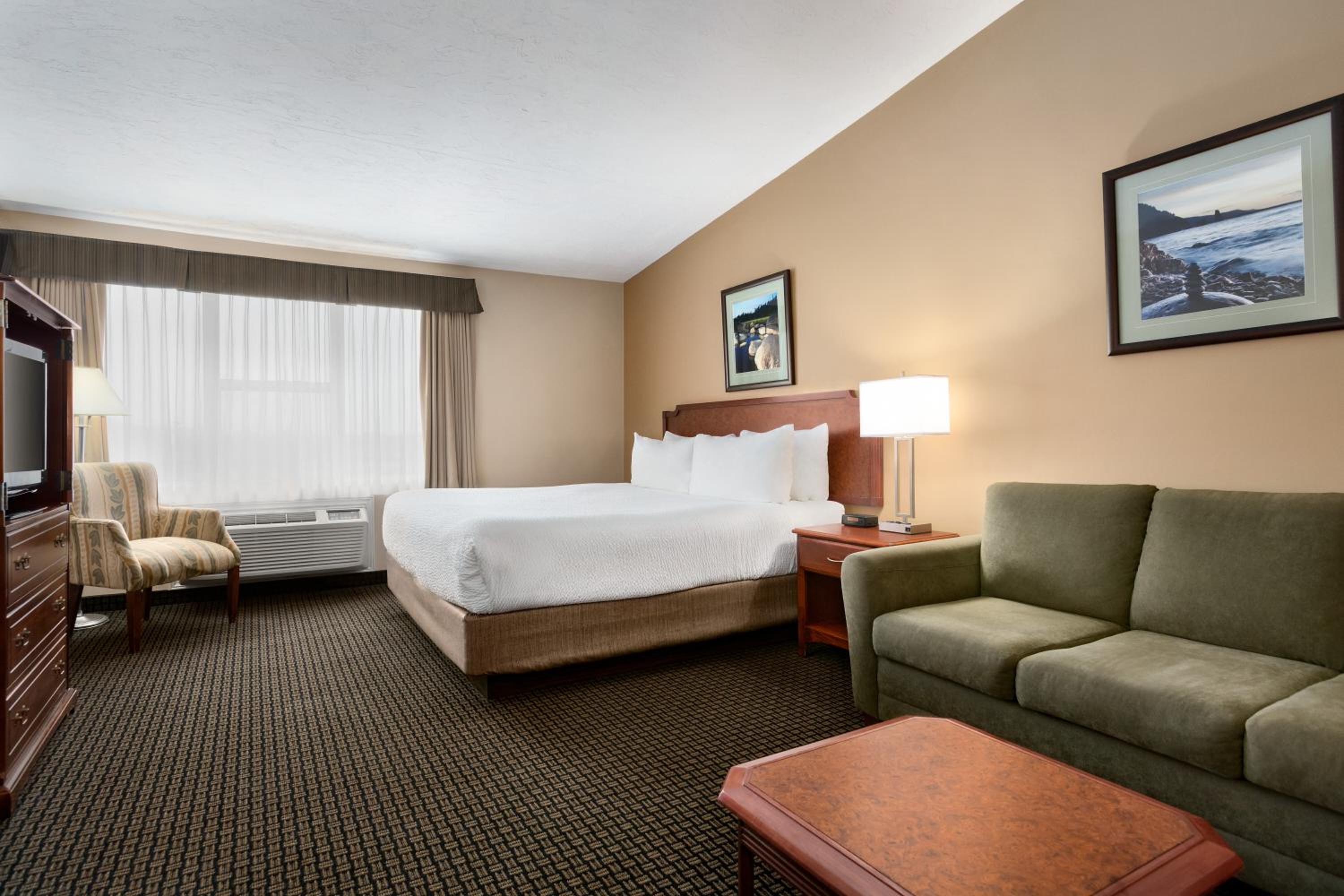 Deluxe King Room - Non-Smoking photo 2