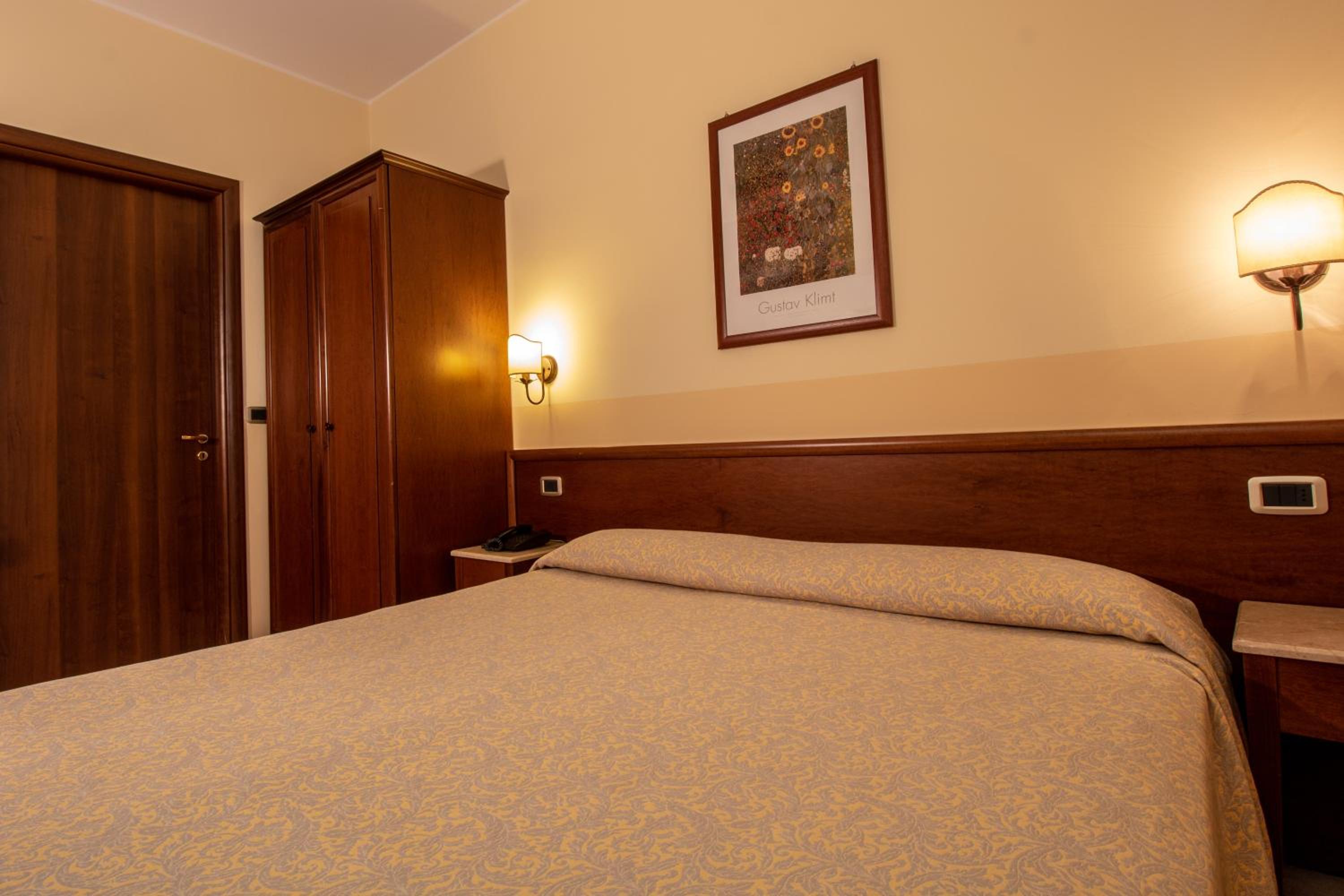 Double Room - Disability Access photo 3