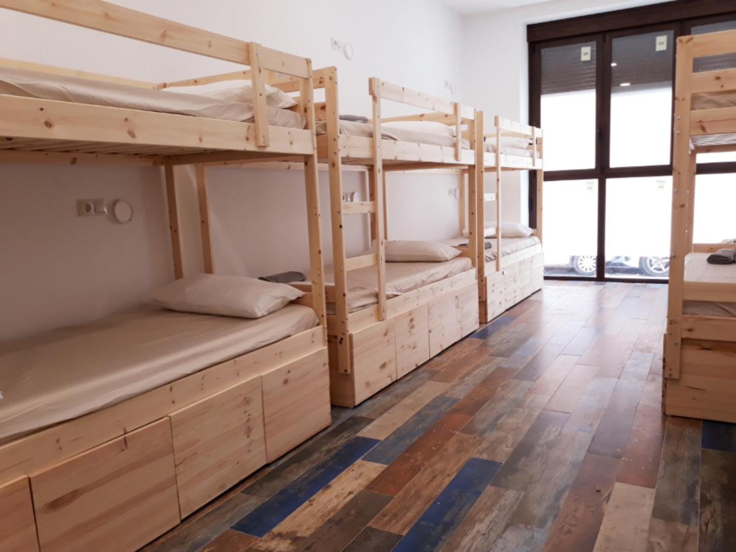 Cama individual en habitación compartida mixta (16 adultos)