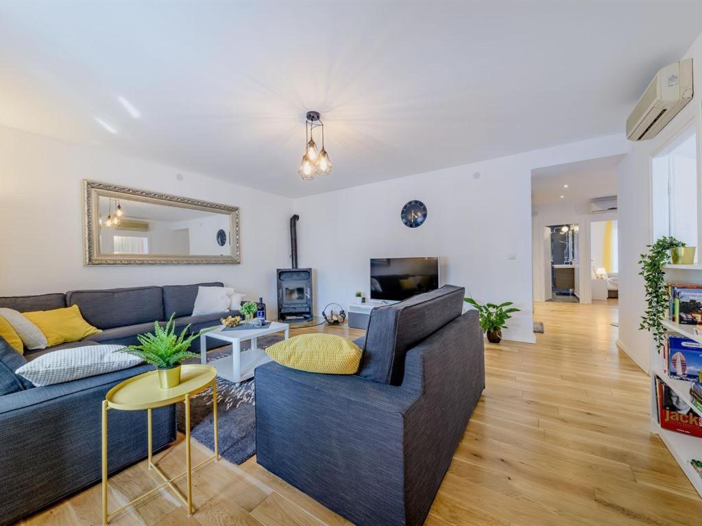 Two-Bedroom Apartment - Photo 11