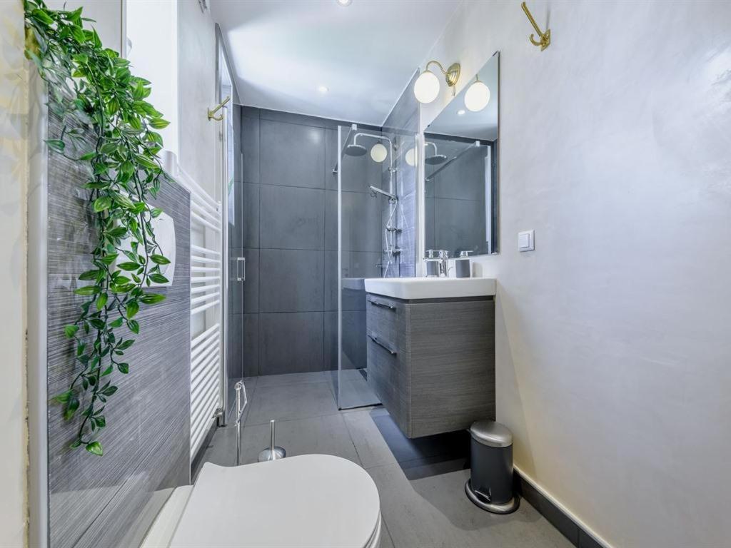 Two-Bedroom Apartment - Photo 2