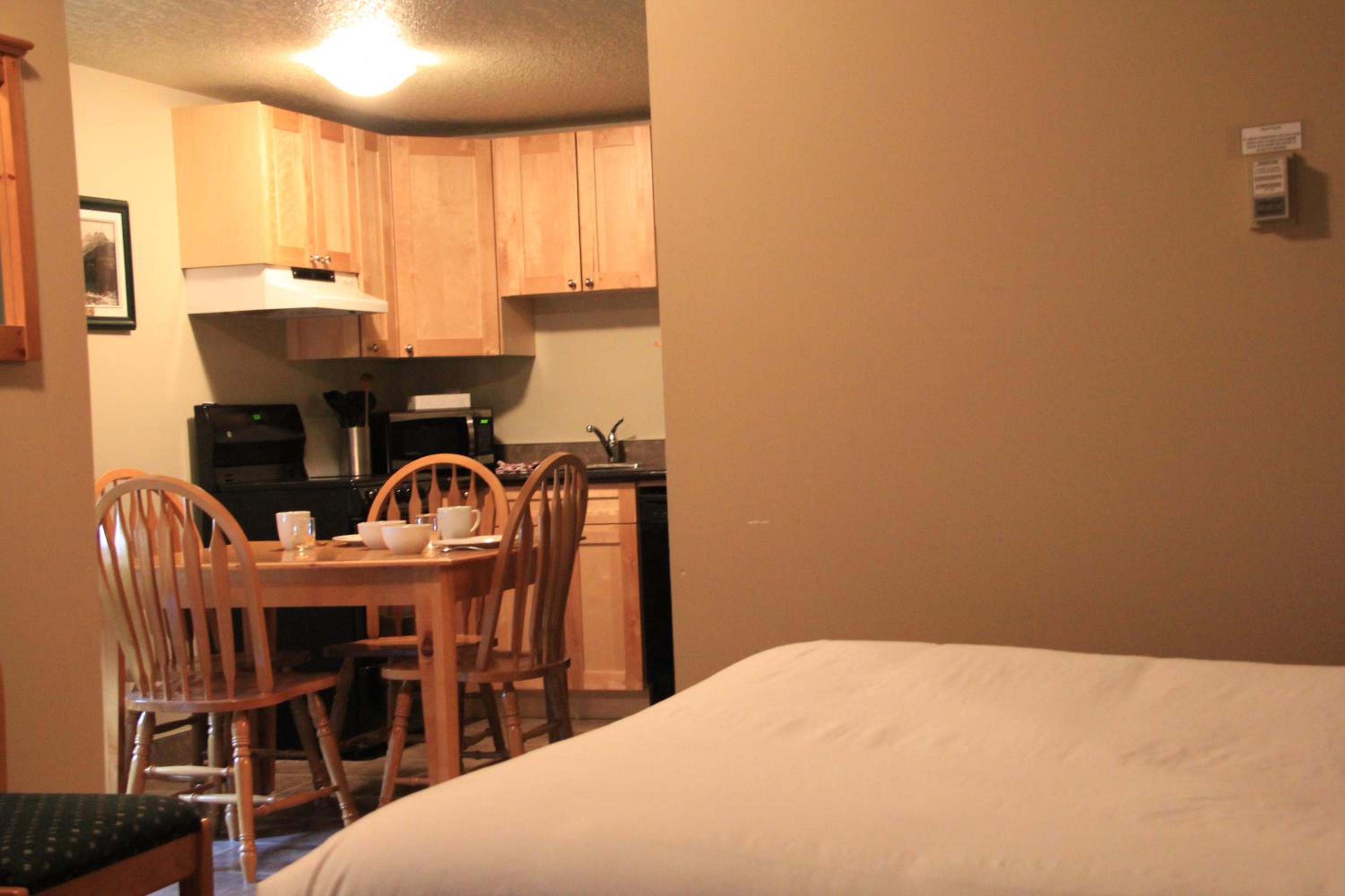 Queen Room with Two Queen Beds and Kitchen photo 3