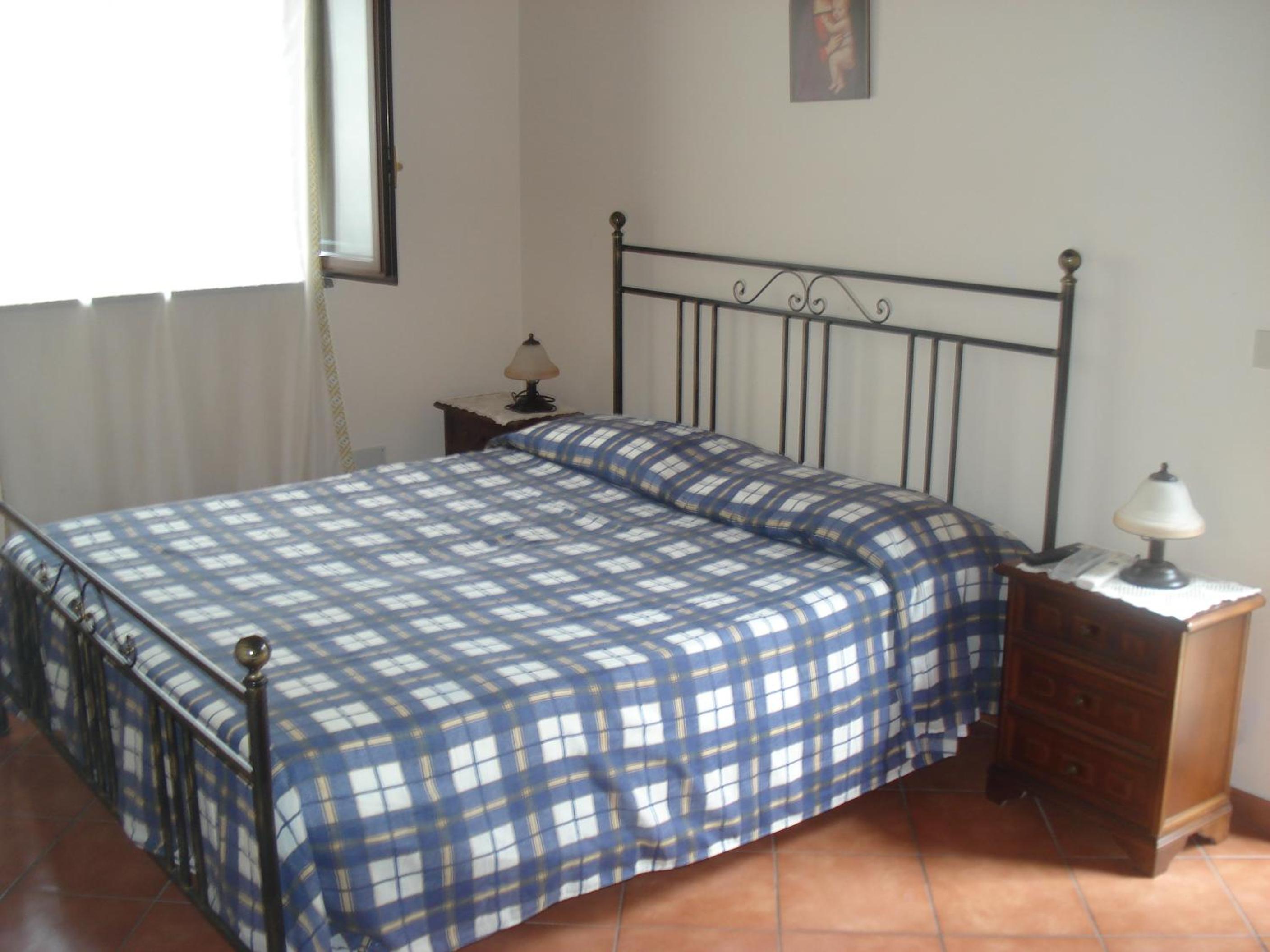 Large Double Room - Photo 1