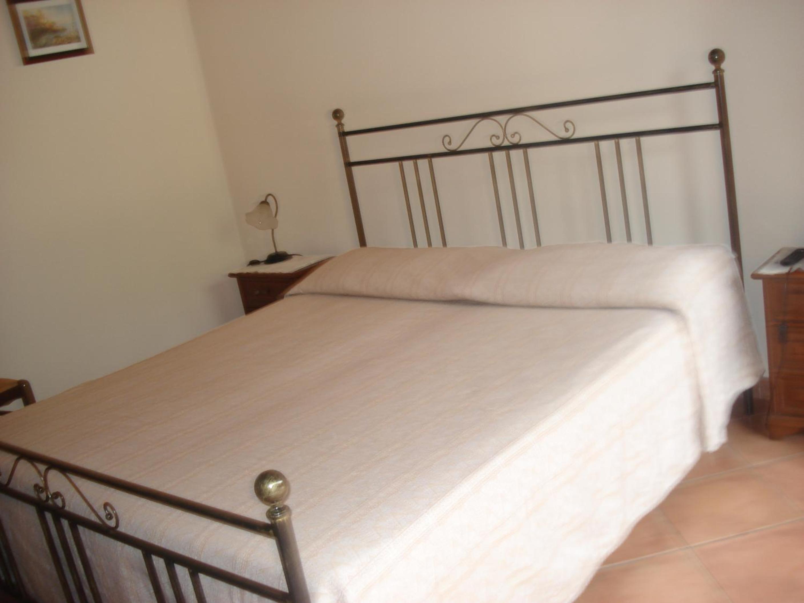 Large Double Room - Photo 6
