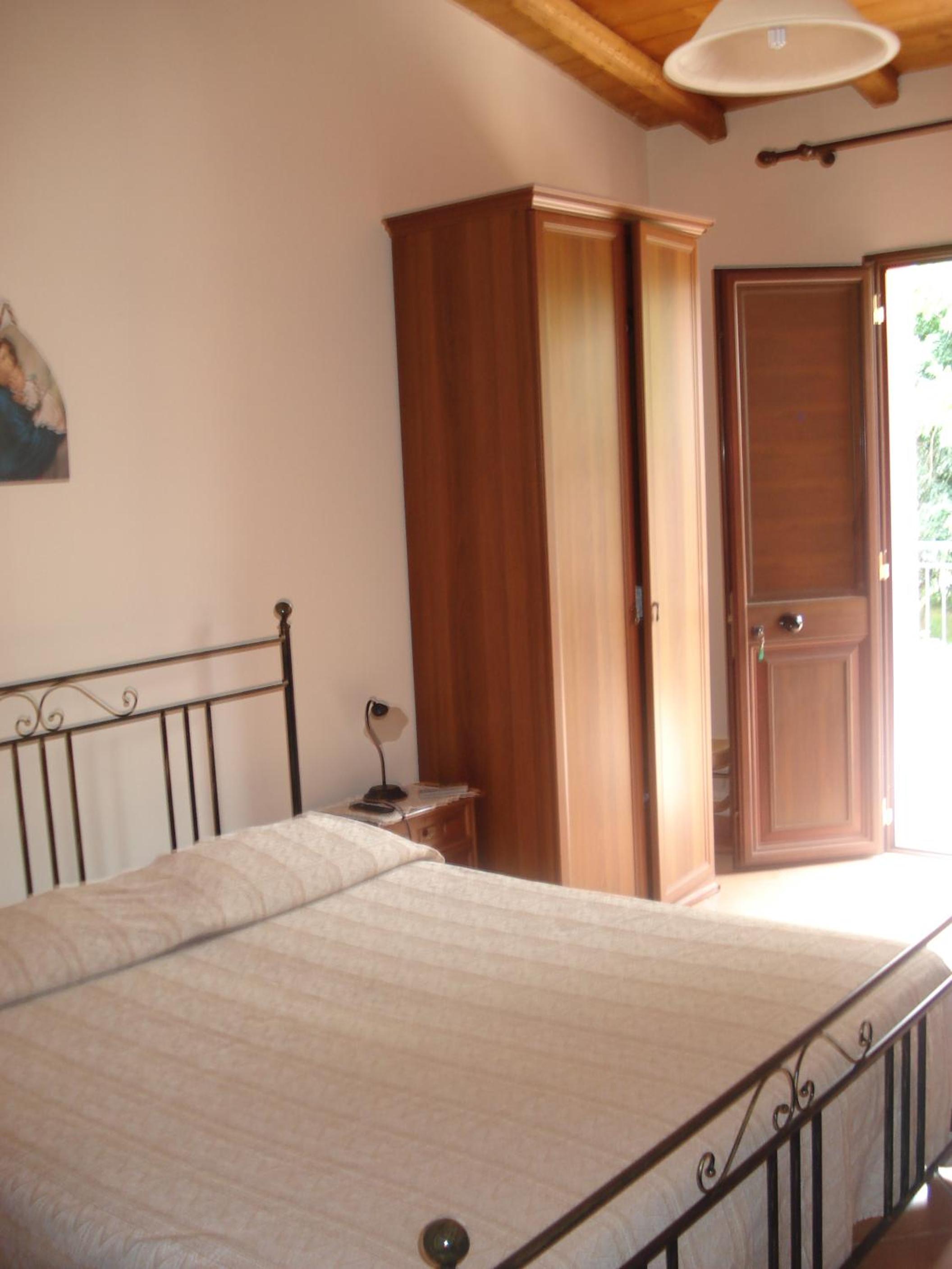 Large Double Room - Photo 2