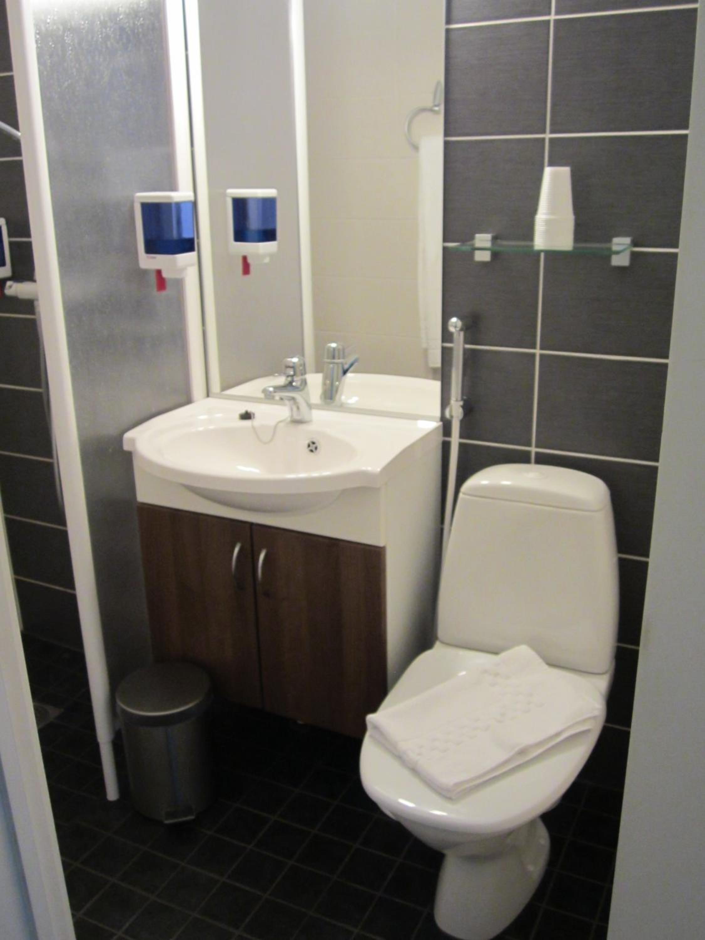 Economy Twin Room - Photo 5