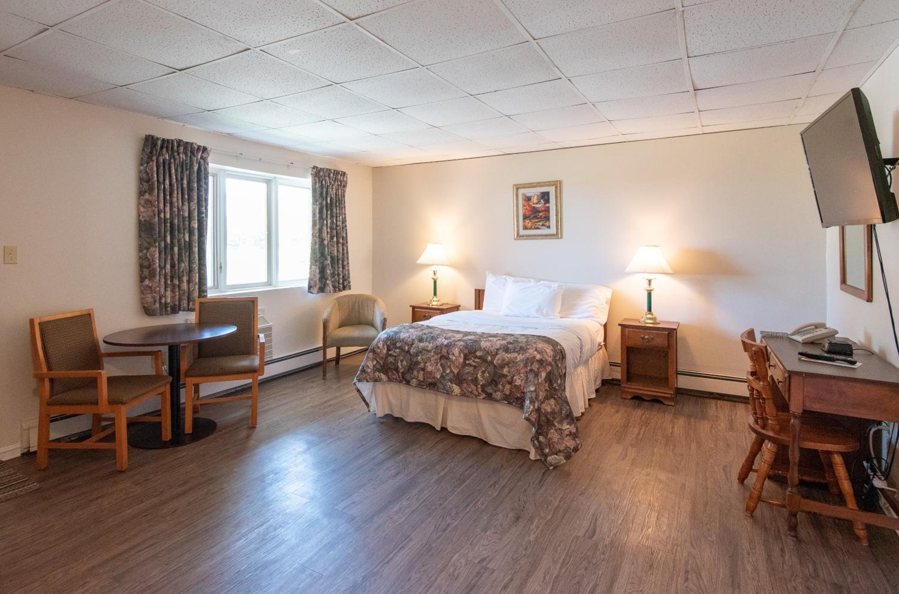 Two-Bedroom Suite - Photo 9