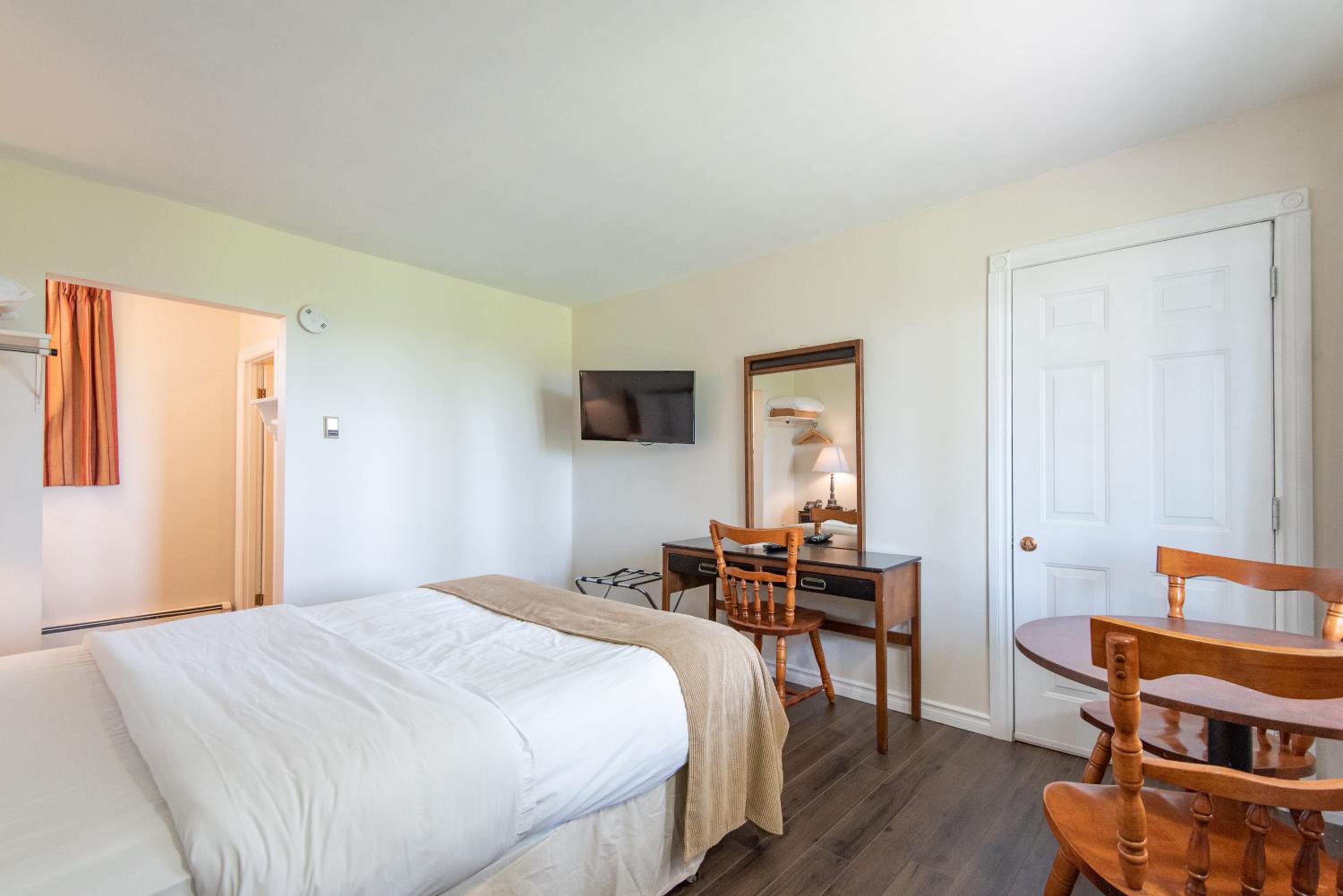 Queen Room - Non-Smoking - Photo 7