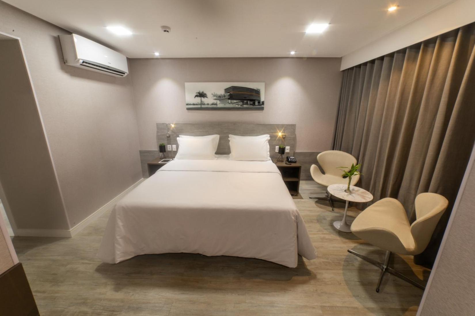 Premium Double - 1 King Bed photo 3