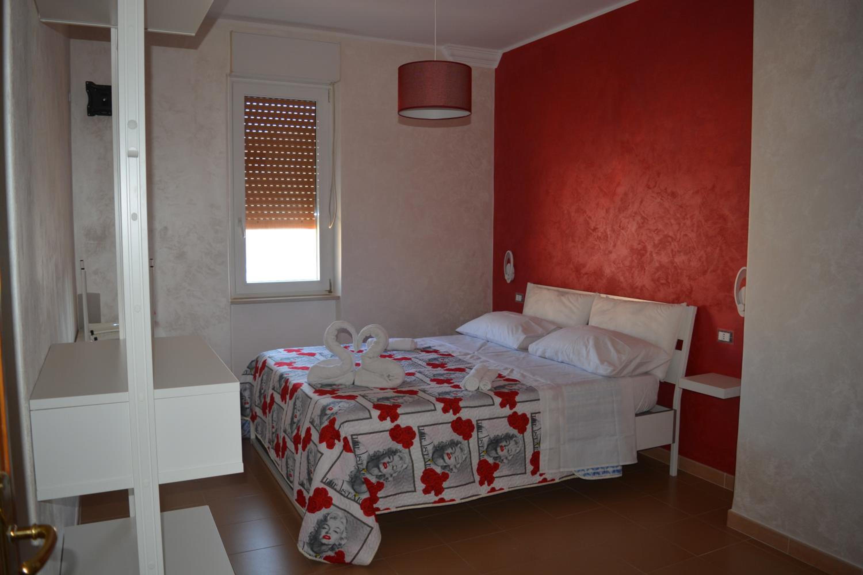 Quadruple Room with Private Bathroom - Photo 15