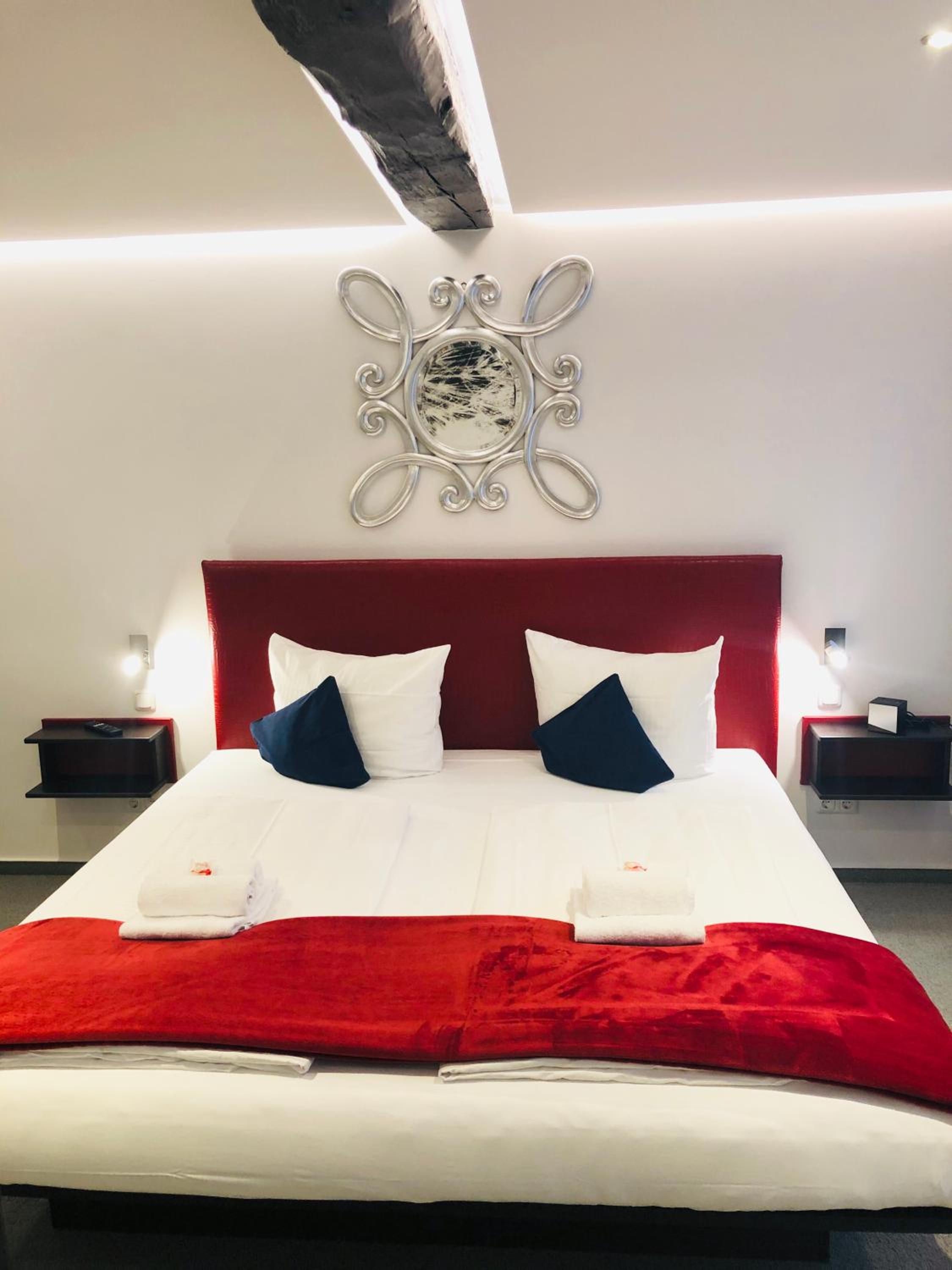 Deluxe Double Room - Photo 12