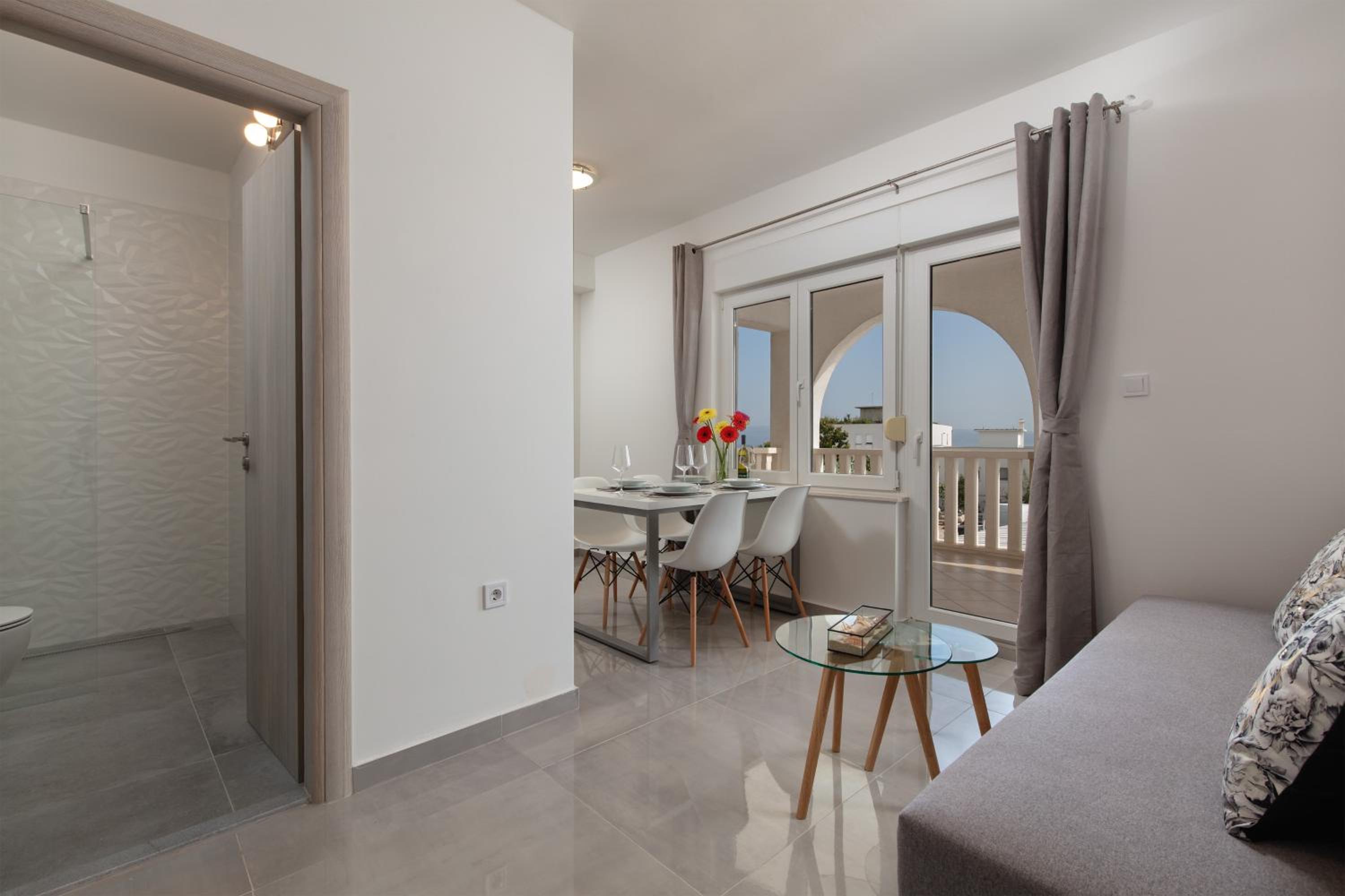 Apartment with Pool View