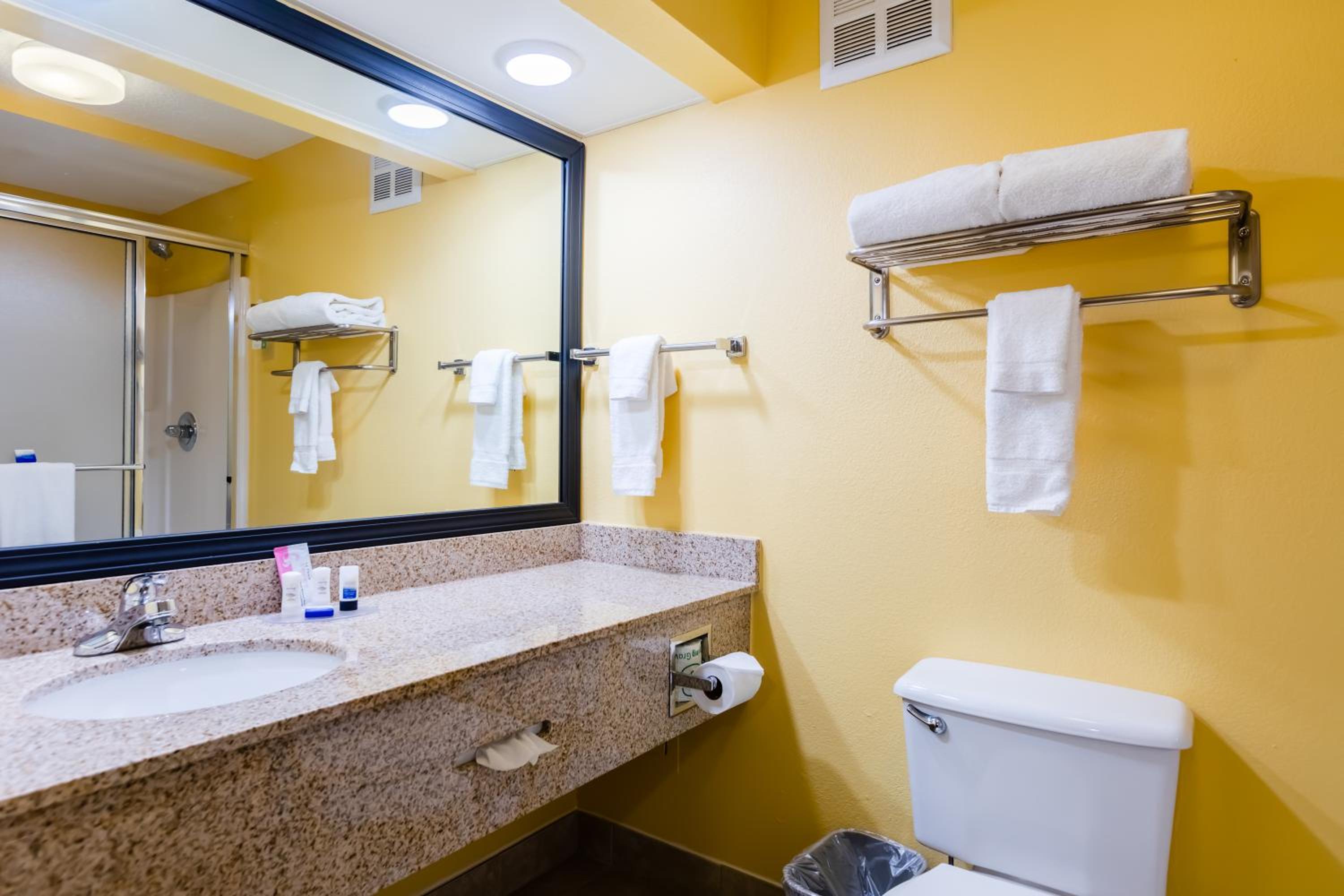 Queen Room with Two Queen Beds and Bath Tub - Disability Access/Non-Smoking  - Photo 4