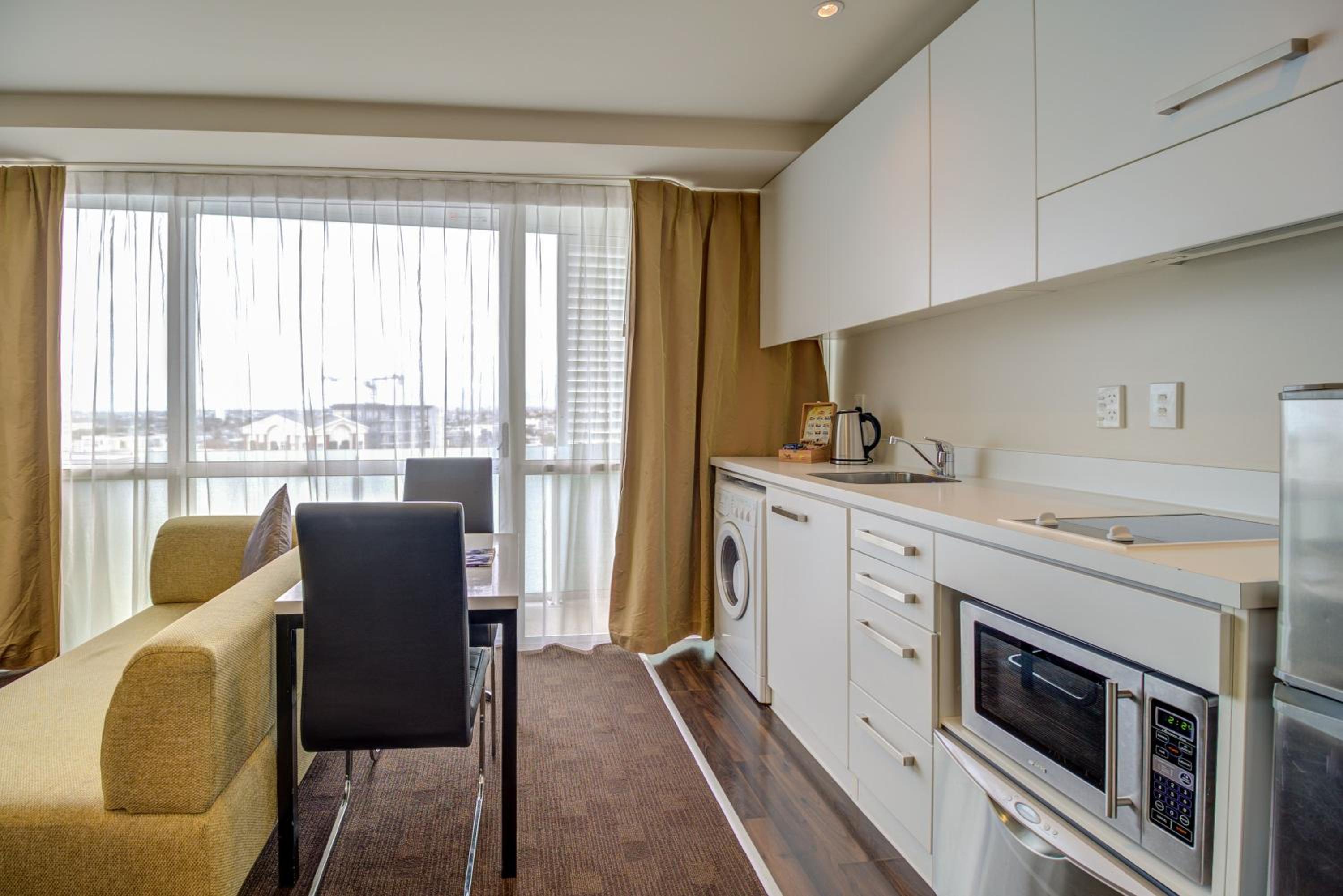 Classic One-Bedroom Apartment - Photo 2