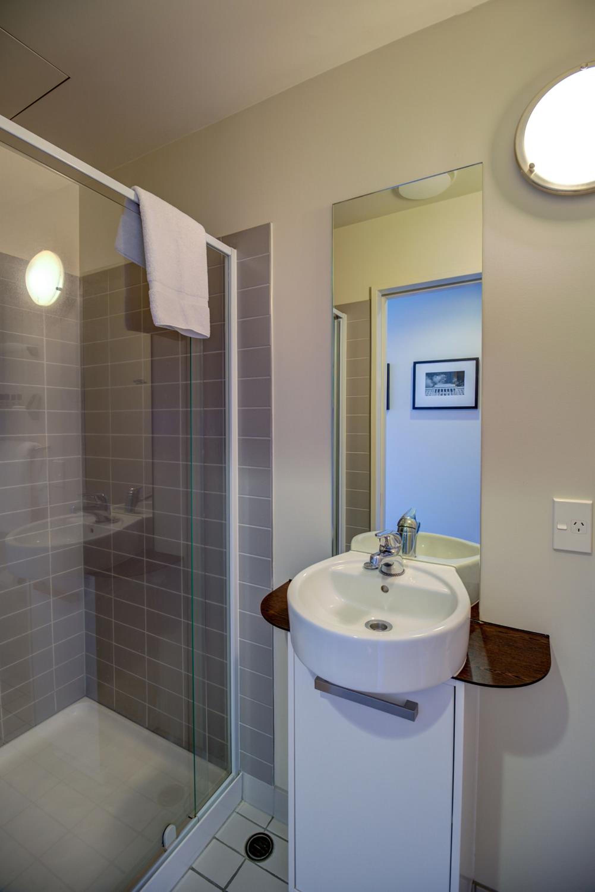 Classic One-Bedroom Apartment - Photo 3