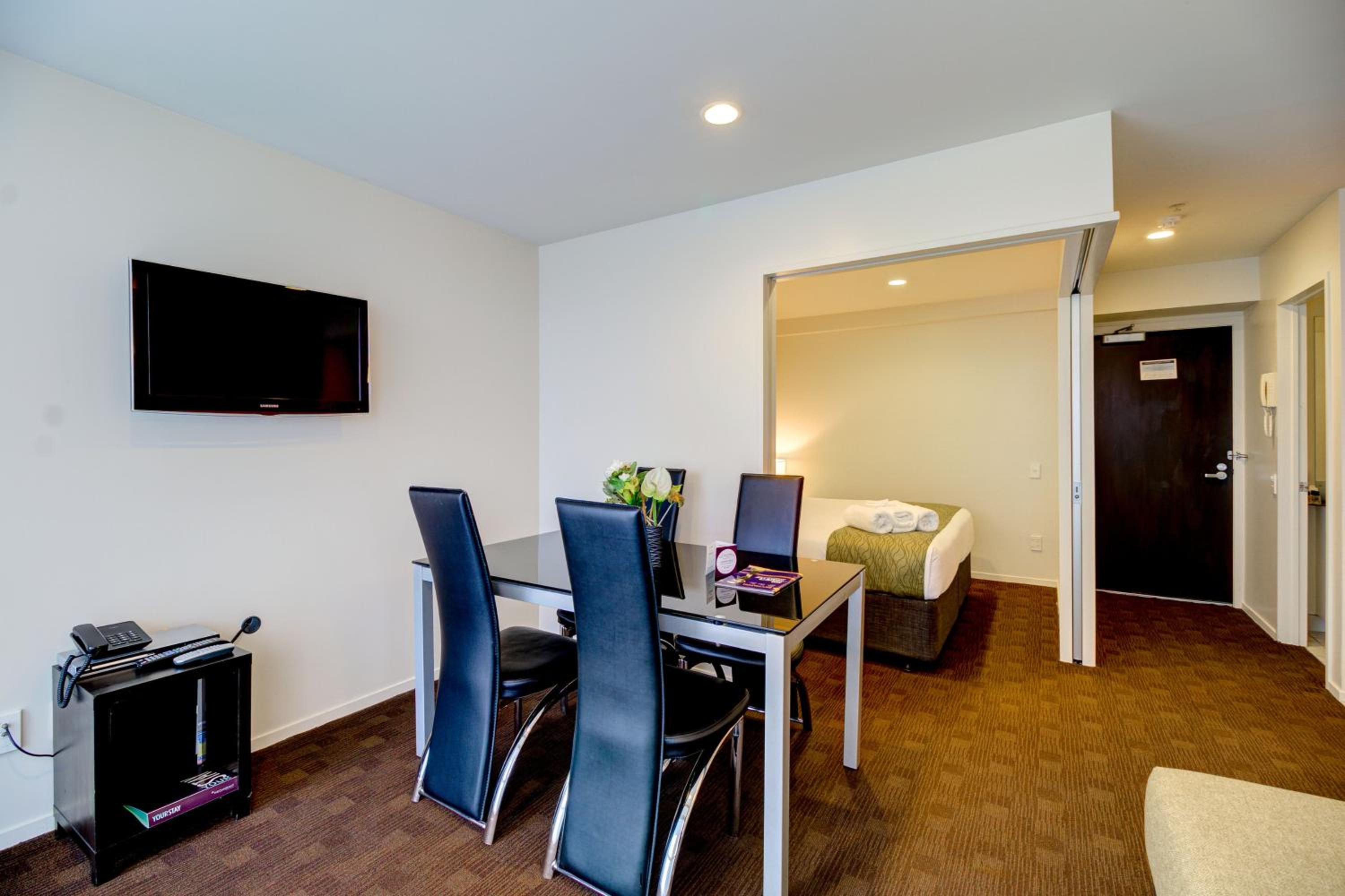 Executive Two-Bedroom Apartment - Photo 2