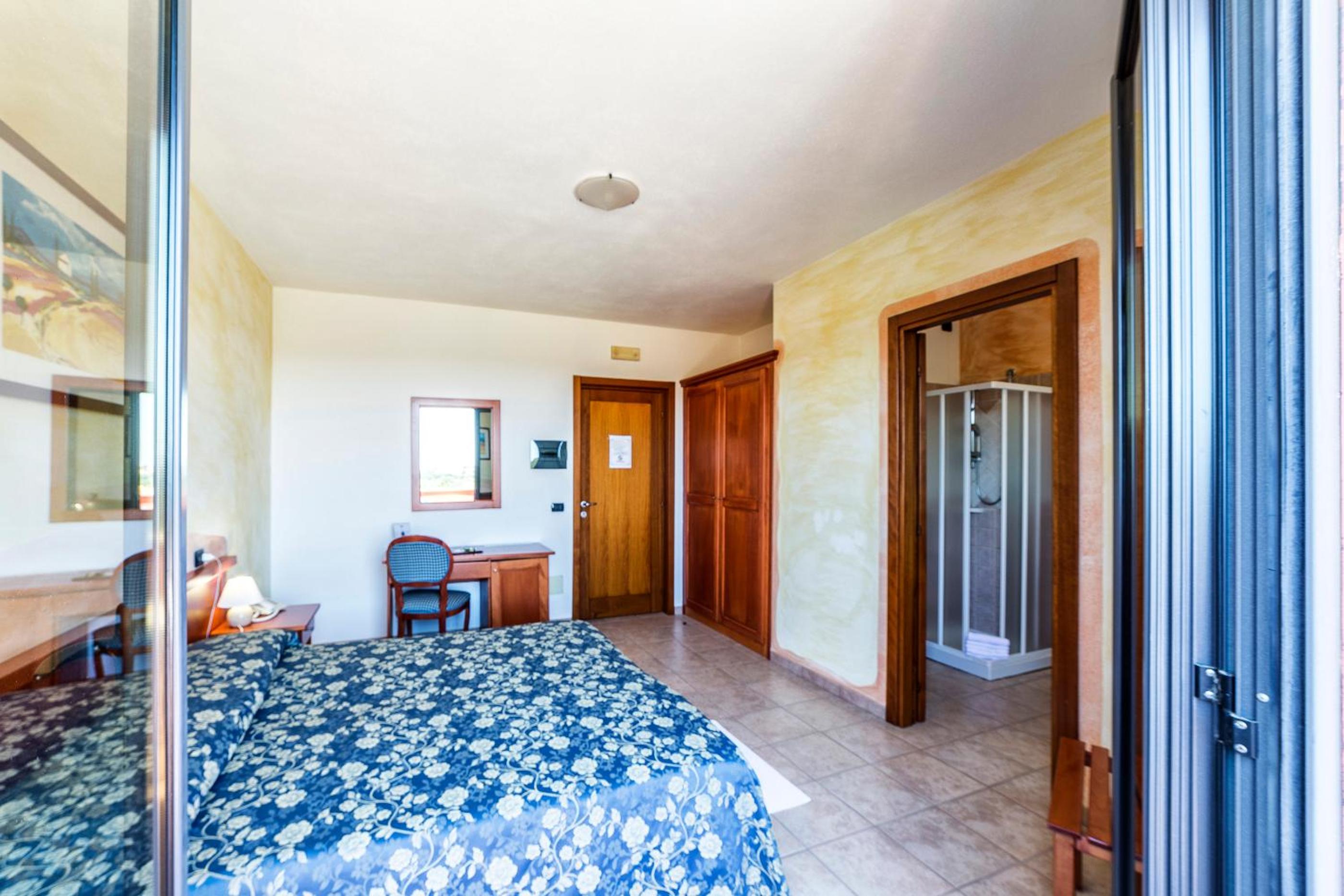 Deluxe Double Room with Balcony photo 3