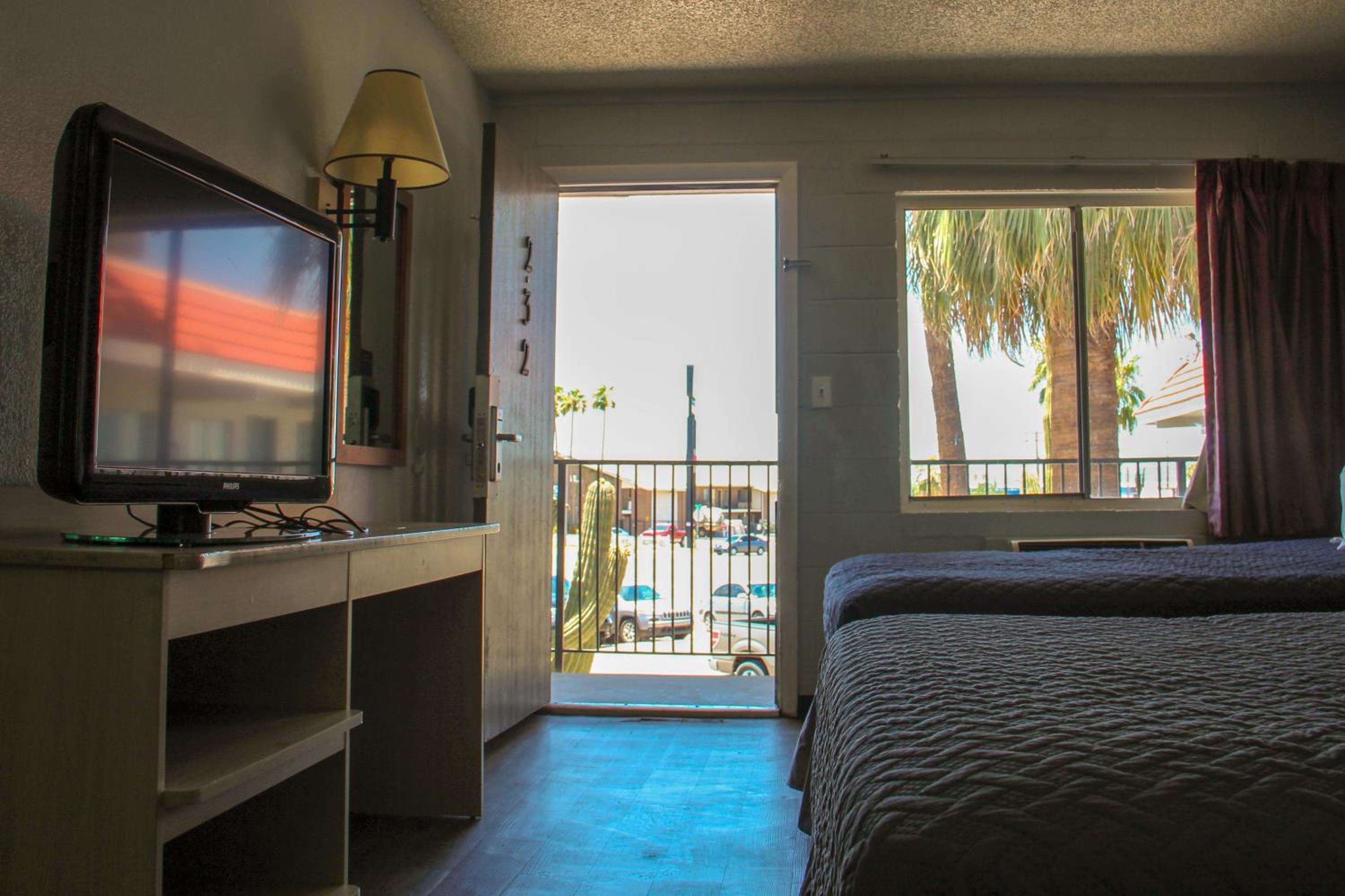 Deluxe Room with Full and Twin Bed photo 2