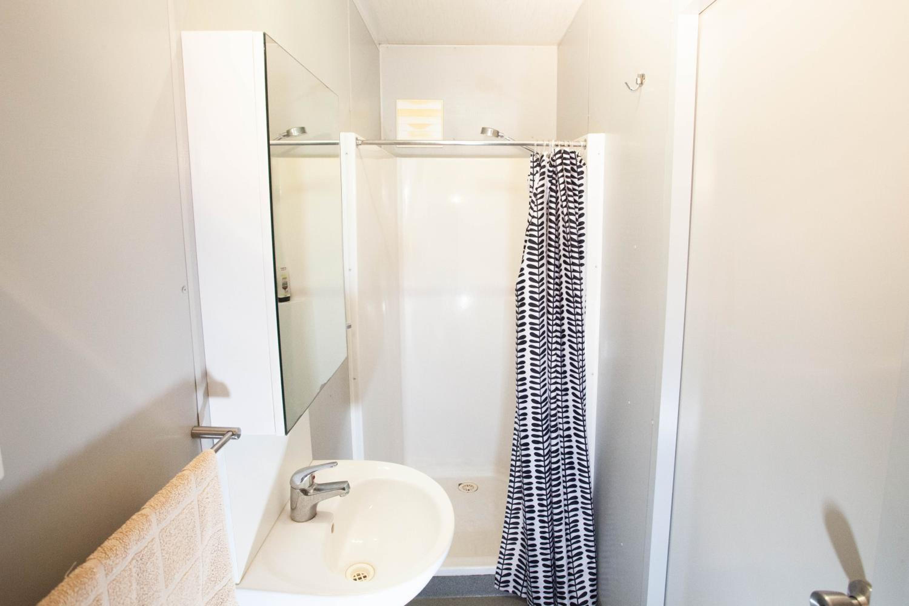 Double Room with Private Bathroom - Photo 9