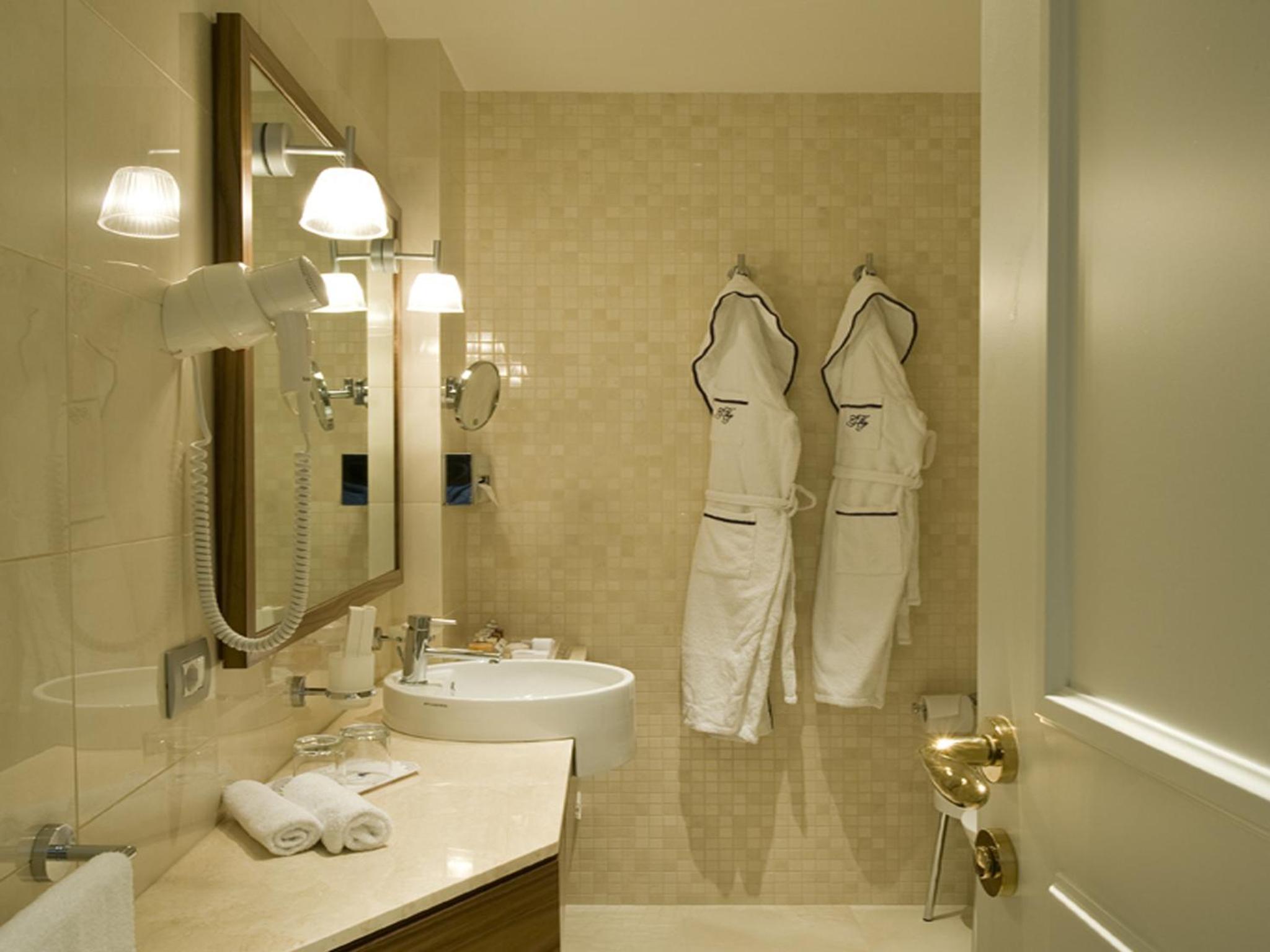Executive Double Room with Balcony - Photo 4