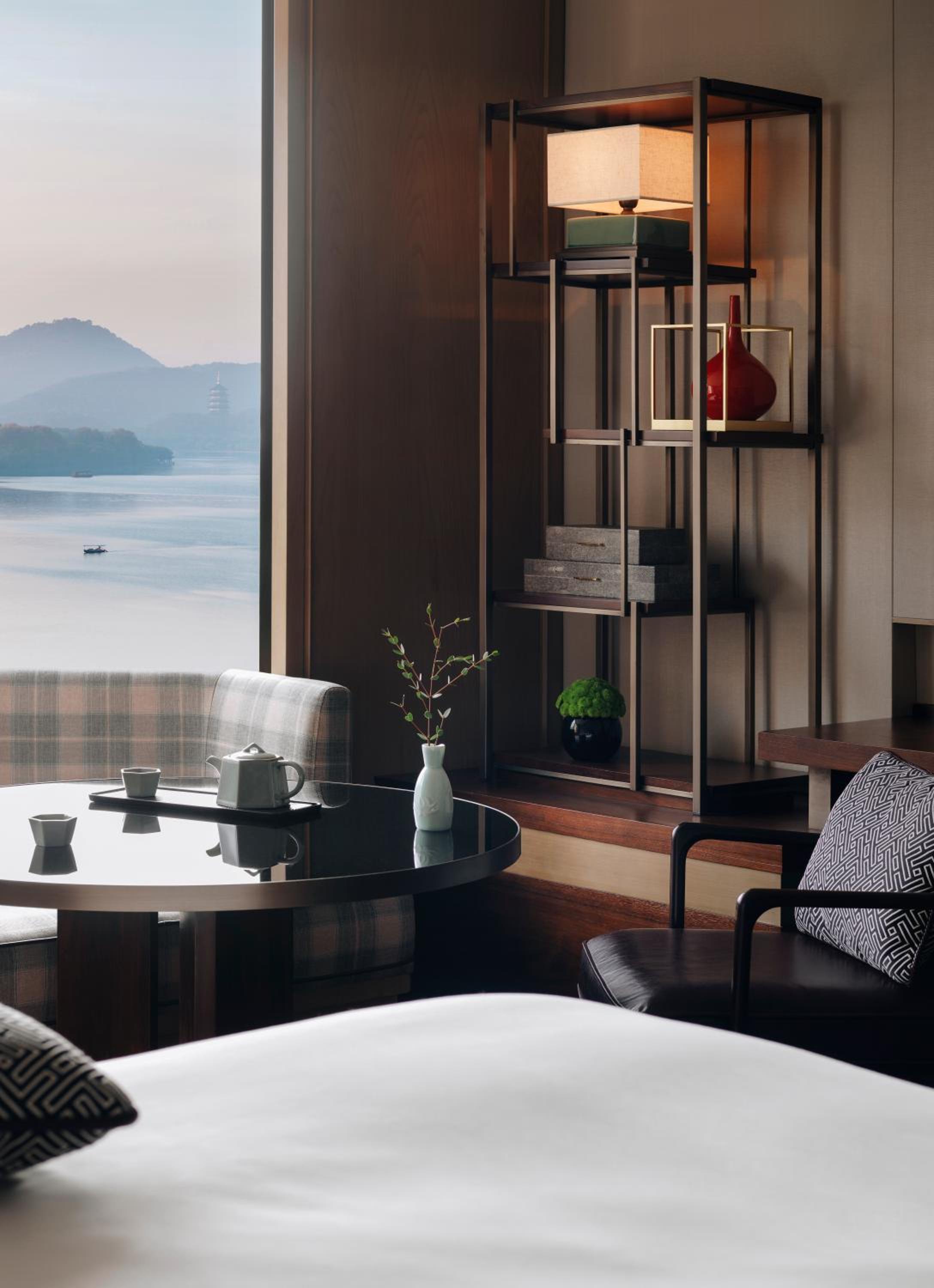Twin Room with Lake View - Photo 2