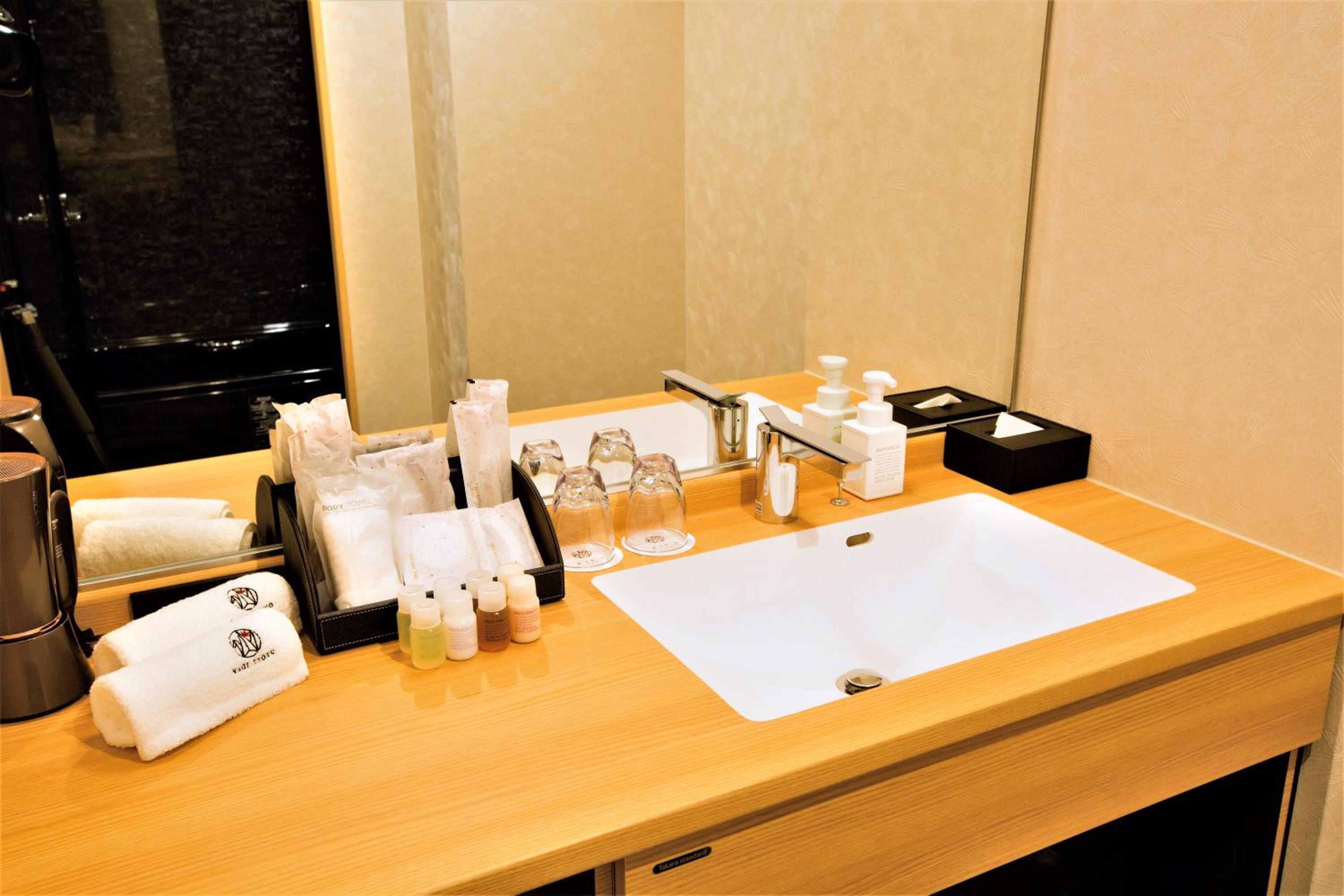 Standard Twin Room - Photo 9
